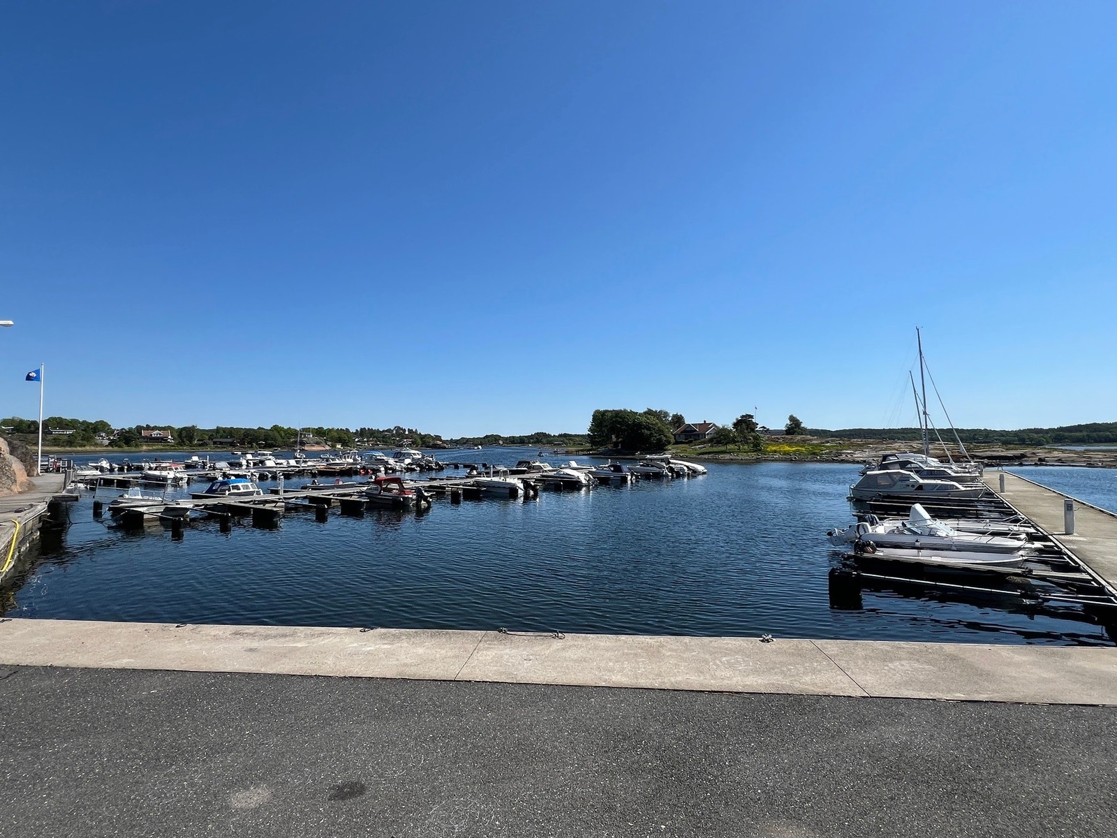 Bjønnes båthavn ligger en liten gåtur unna eiendommen Galleribilde