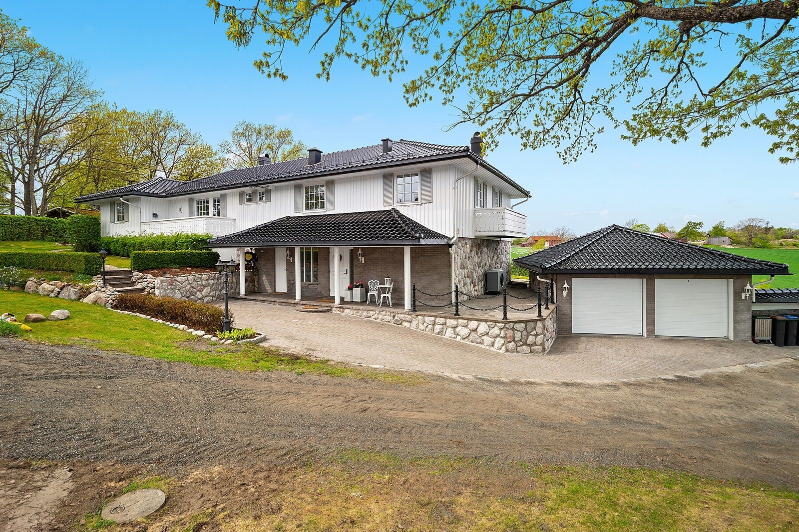 Boligen ligger flott i landlige omgivelser med nær beliggenhet til badeplass og småbåthavn Galleribilde