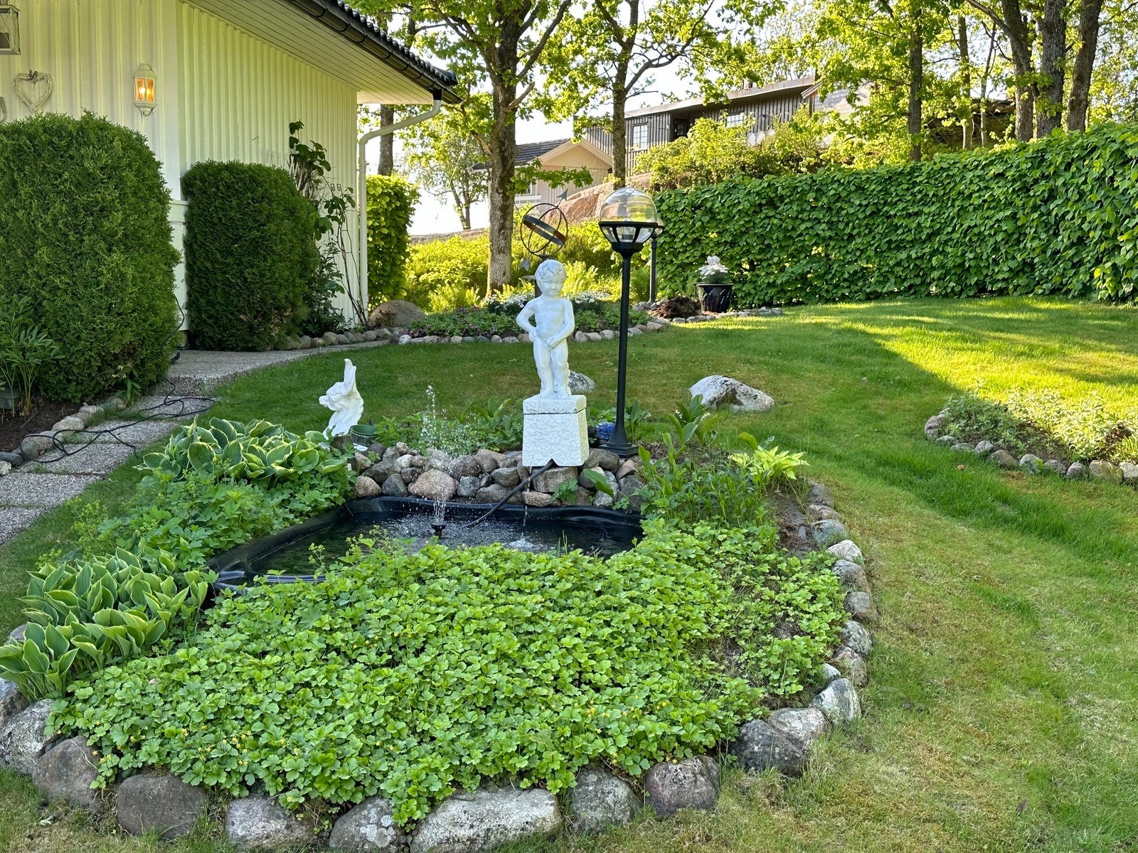 Selger har en særdeles flott opparbeidet hage, her blant annet vist med fontenen Galleribilde