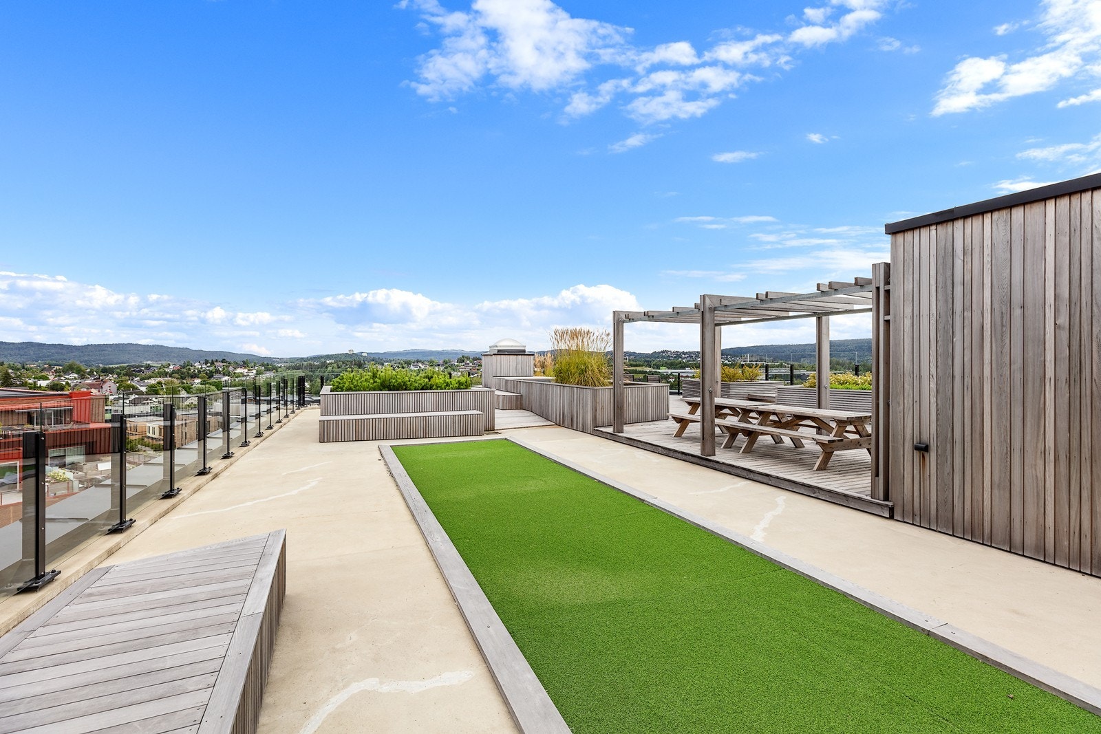 Sameiet har en enorm felles takterrasse med sol hele dagen, fantastisk utsikt alle veier, treningsapparater, sittegrupper, langbord, sjakkbord, klatrekule mv. Galleribilde