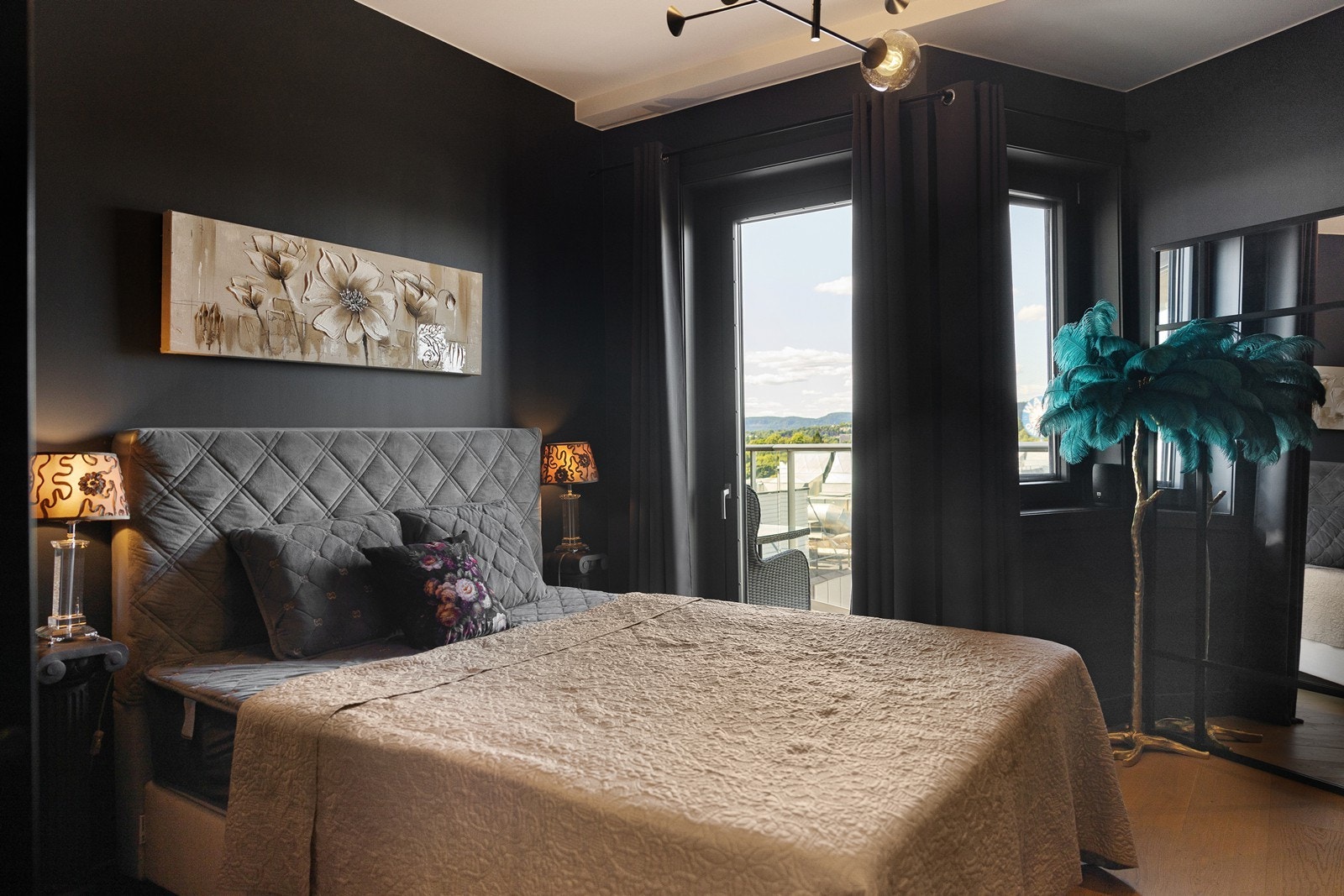 Soverom 1 med plass til dobbeltseng, nattbord på begge sider, skapplass og walk-in closet Galleribilde