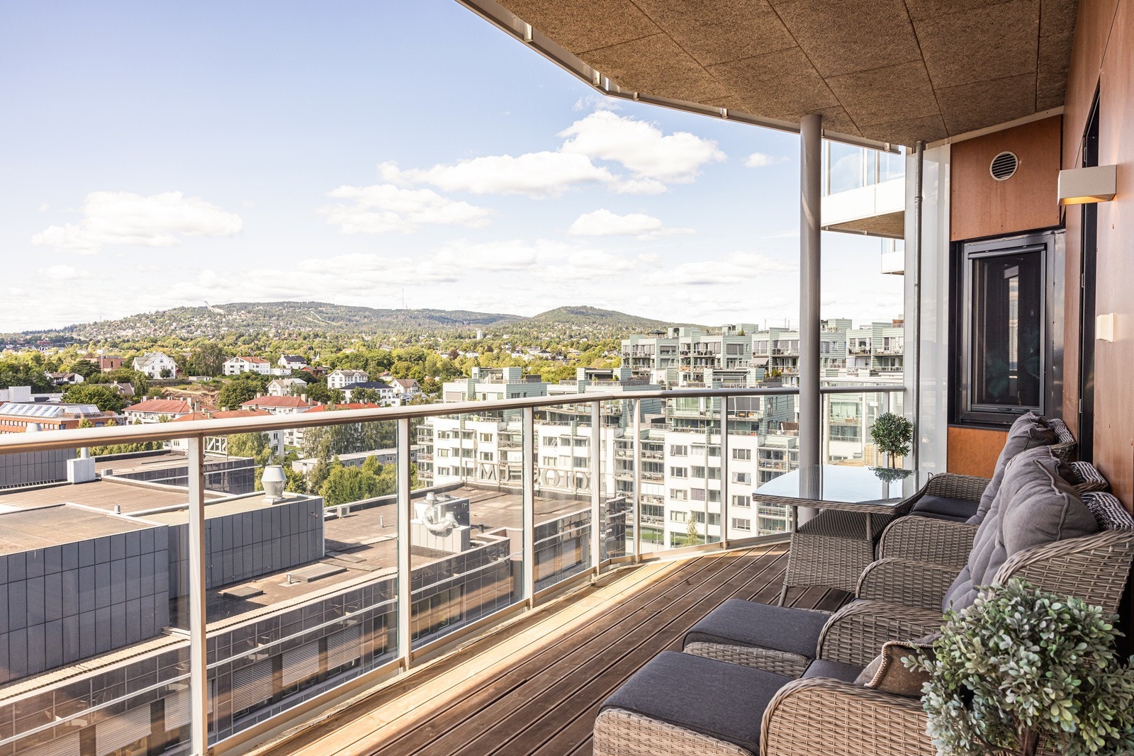 Fra stue er det utgang til solrik balkong på hele 21 kvm med utsikt ut over Frognerparken og Holmenkollen Galleribilde