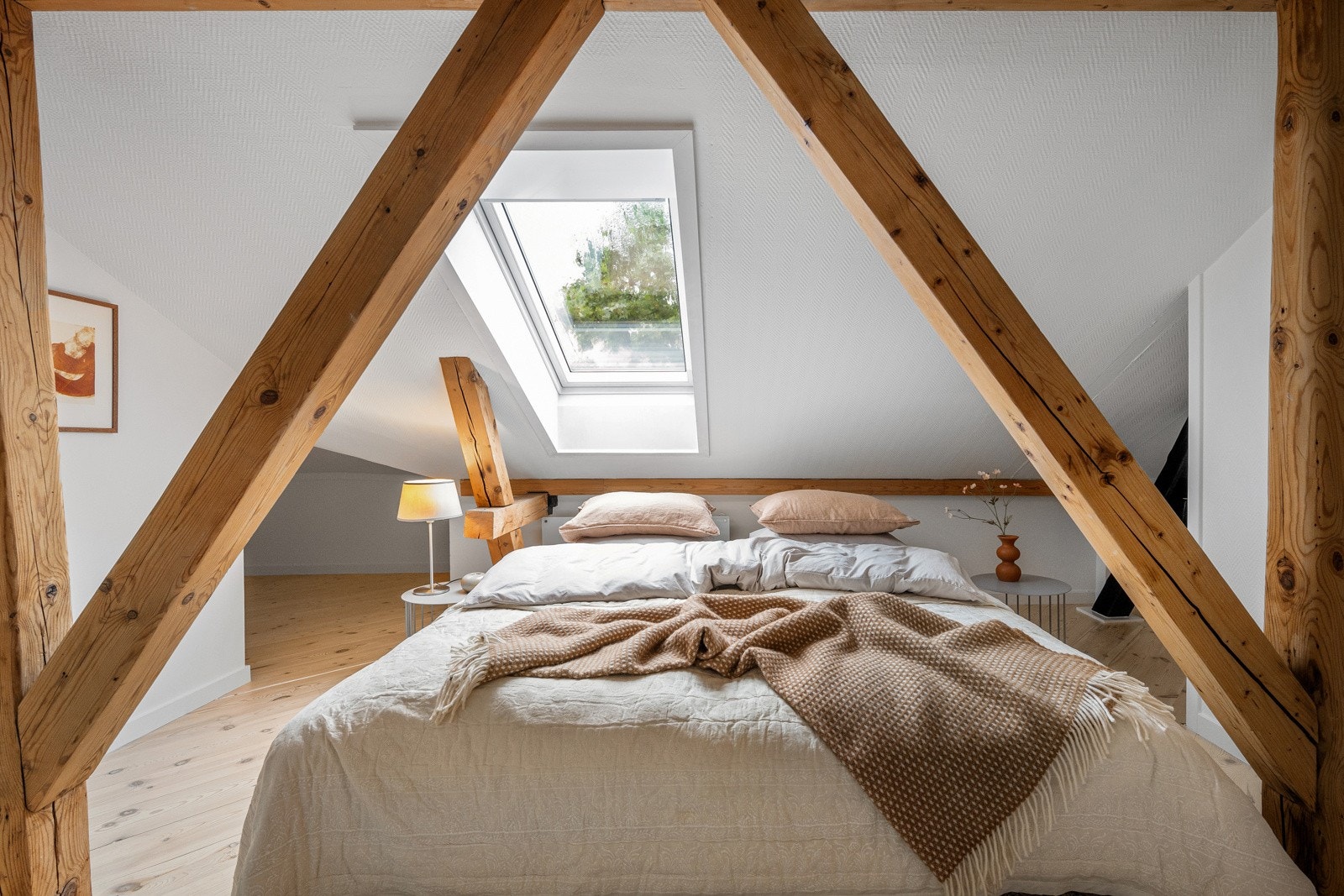 Leiligheten har til sammen tre soverom av god størrelse, hvor alle rommene fremstår som lyse og luftige. Galleribilde