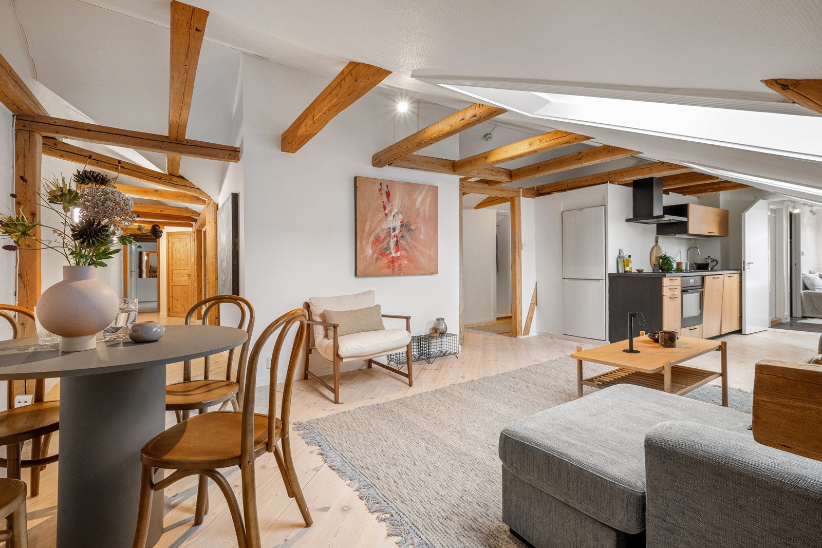 Leiligheten har en hoveddel, samt egen hybeldel med egen inngang, som gjør at leiligheten egner seg godt som et utleieobjekt. Galleribilde