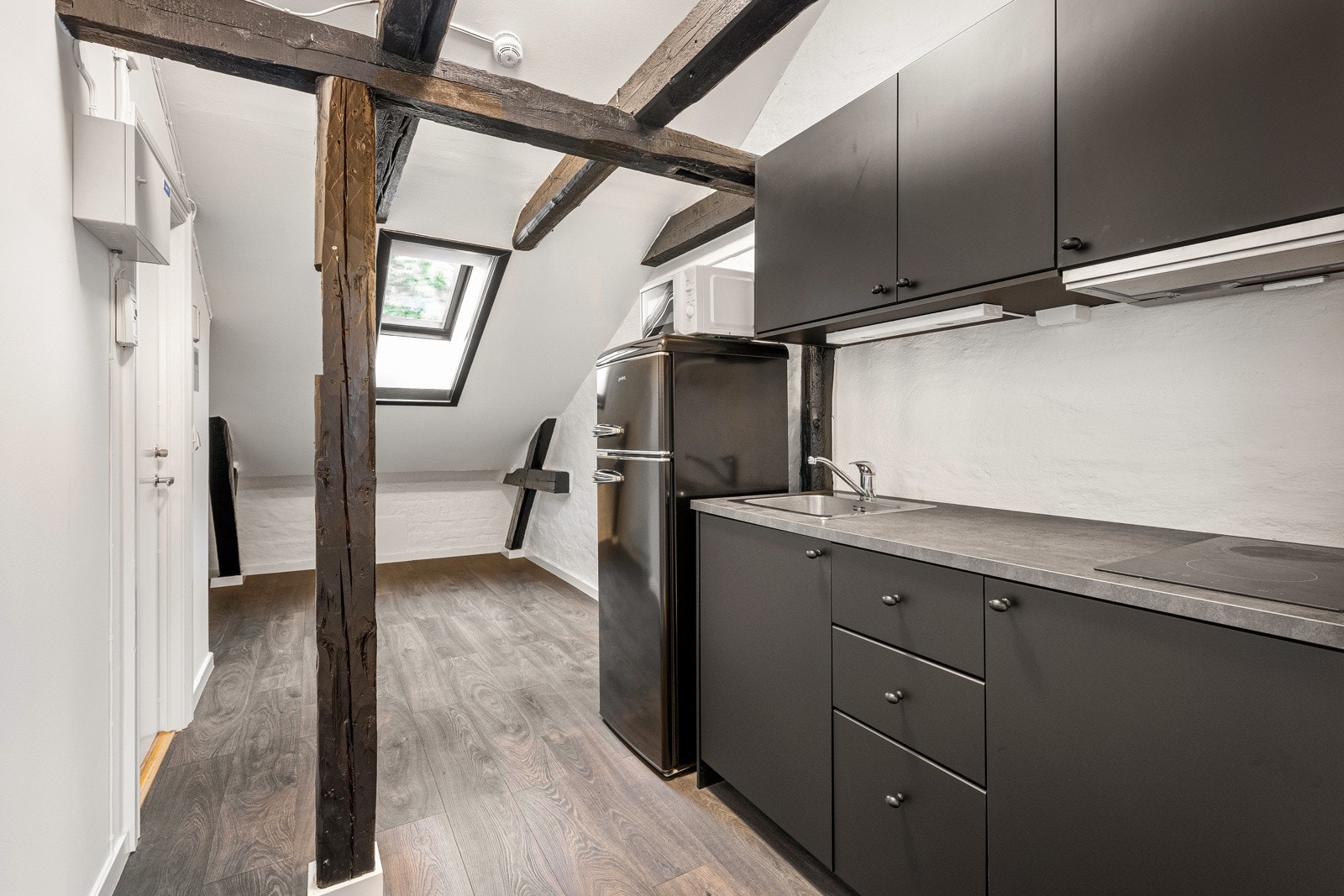 Kjøkkenet er utstyrt med platetopp og komfyrvakt. Naturlig plass til frittstående kjøleskap. Galleribilde