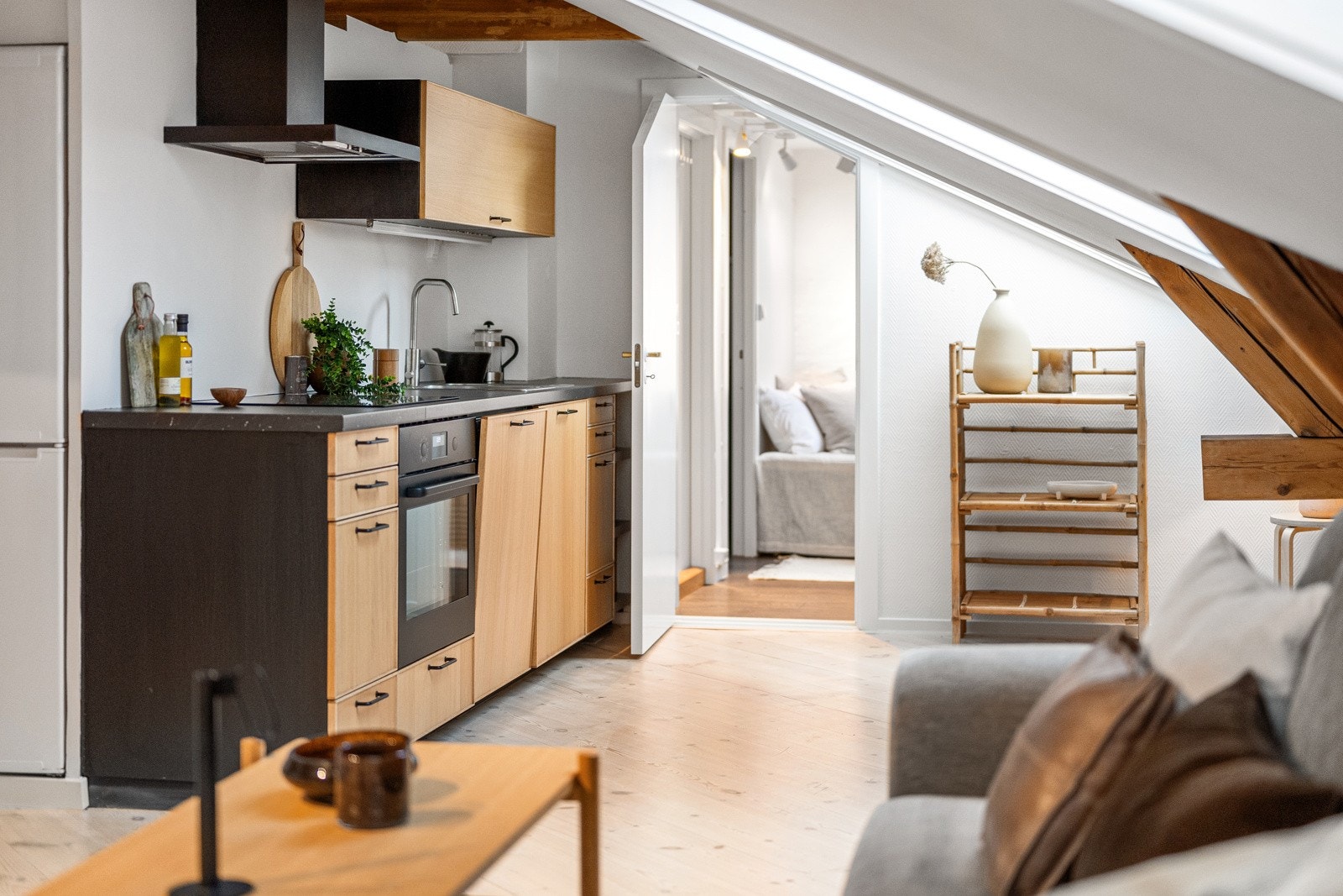 Fra kjøkkenet er det videre adkomst til et soverom og leilighetens hybeldel. Galleribilde