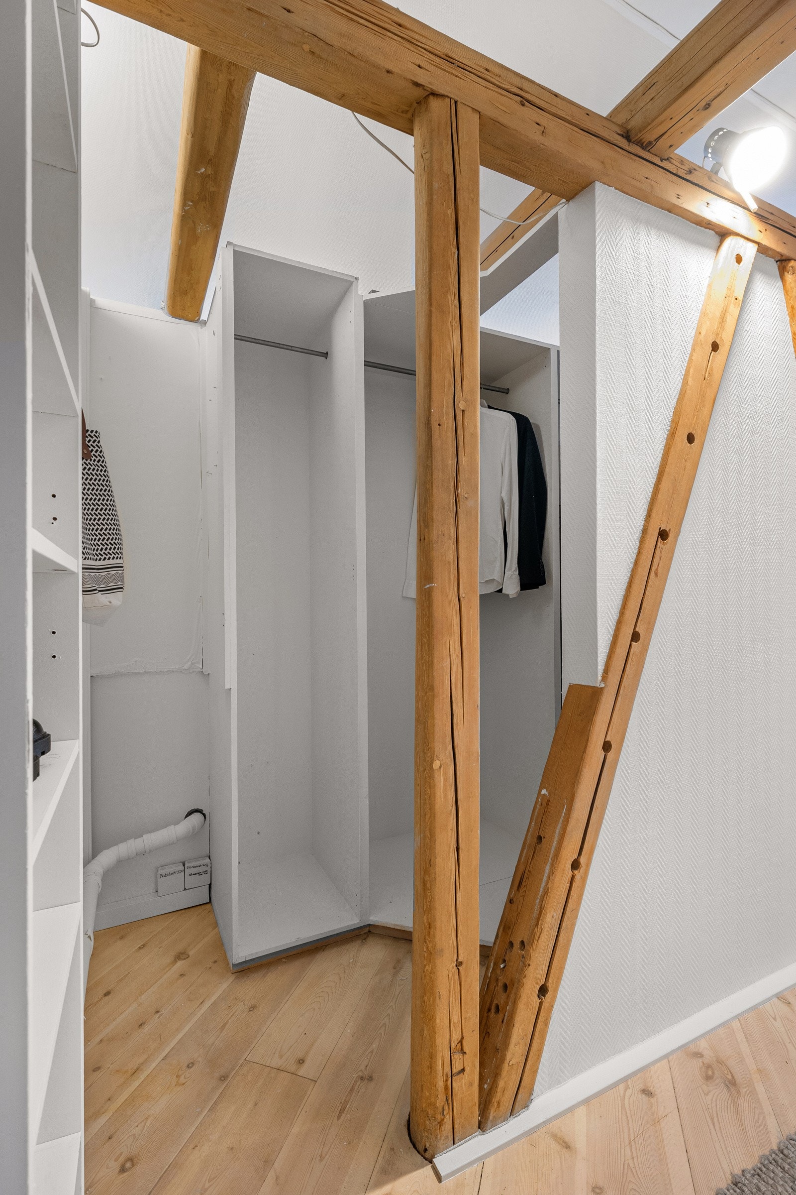 Leiligheten byr på gode oppbevaringsmuligheter Galleribilde