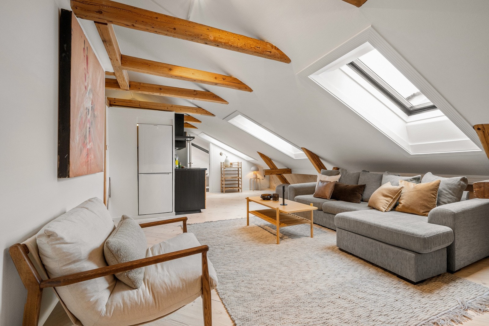 Tre store velux-vinduer som gir gode, innvendig lysforhold. Galleribilde