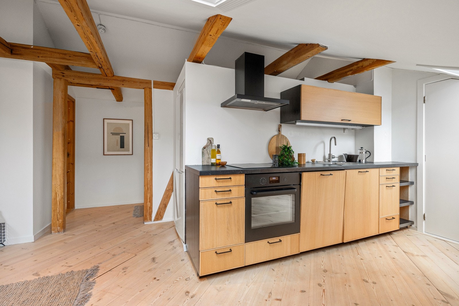 Kjøkkenet er holdt i et estetisk design som passer godt til leilighetens stilrene uttrykk. Galleribilde