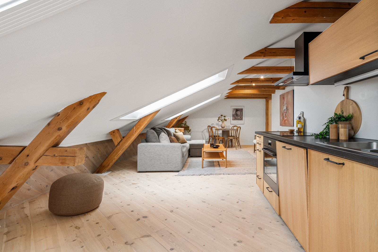 Her er det montert komfyrvakt og waterguard, i tillegg er kjøkkenet utstyrt med ventilator med kullfilter. Galleribilde