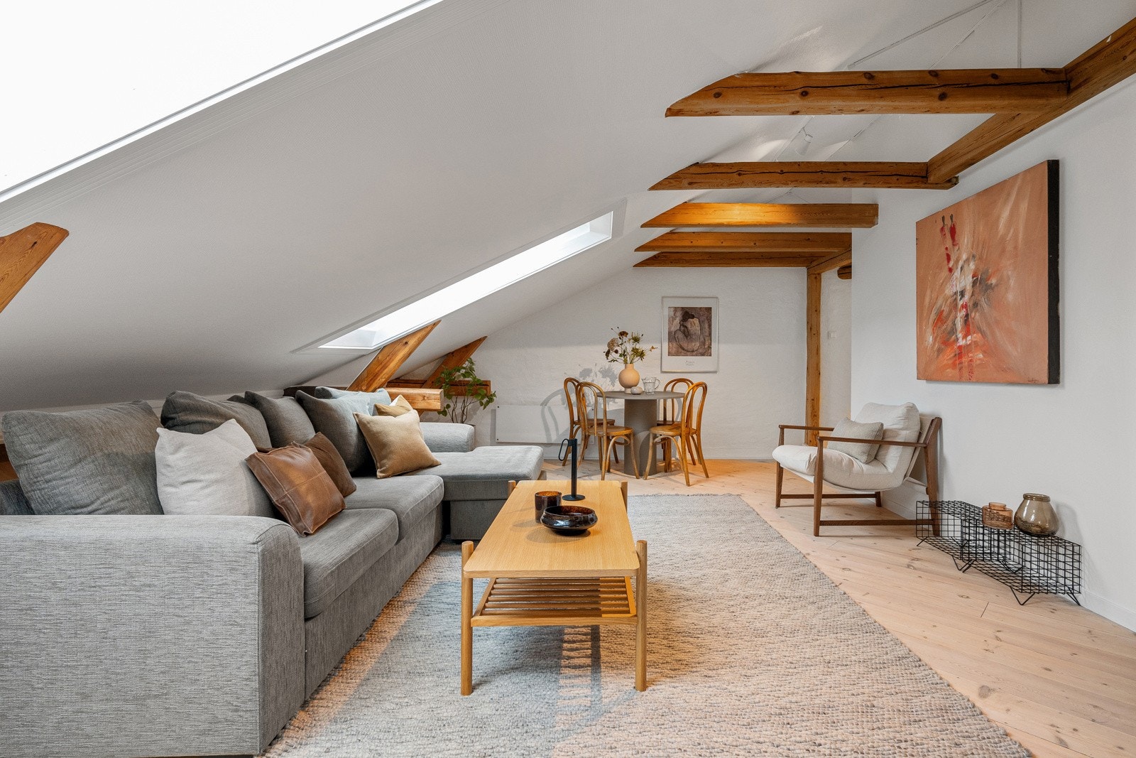 God takhøyde, lyse farger og synlige bjelker gir en helt unik atmosfære i boligen. Galleribilde