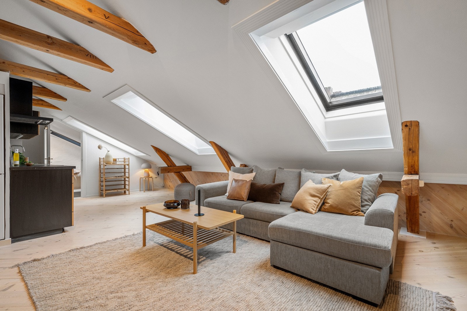 Åpen stue med god takhøyde, store vindusflater og gode innredningsmuligheter. Galleribilde