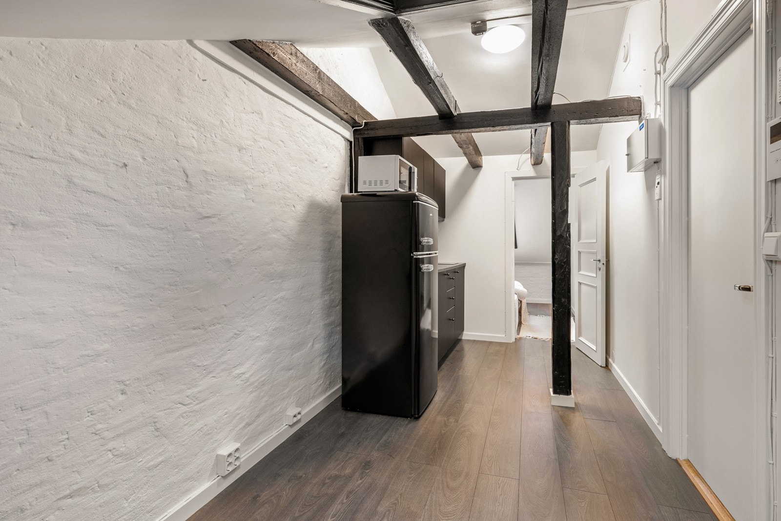 Det andre kjøkkenet er plassert i den ene gangen, ved det ene soverommet Galleribilde