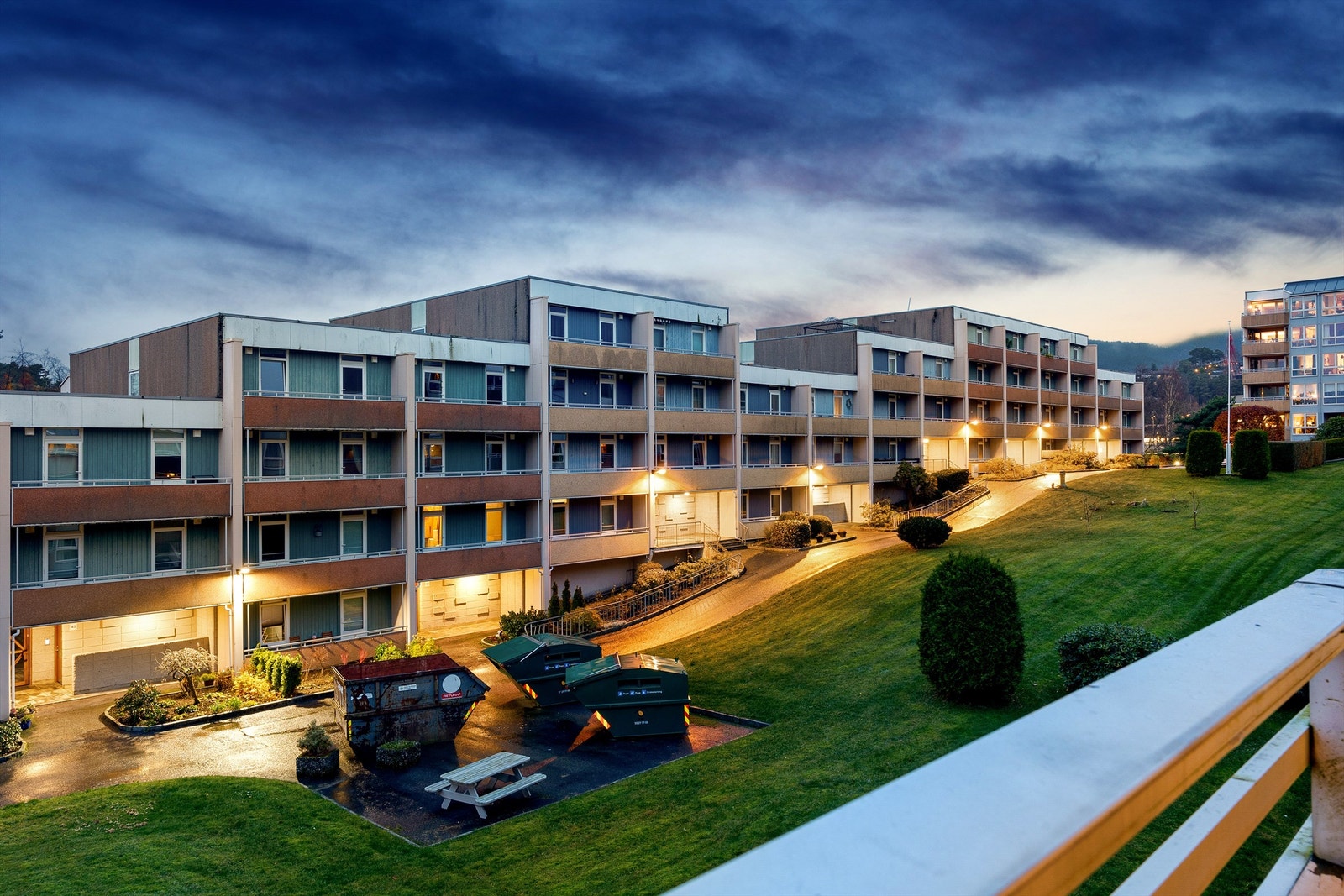 Utsikt over fellesareal fra vestvendt balkong. Galleribilde