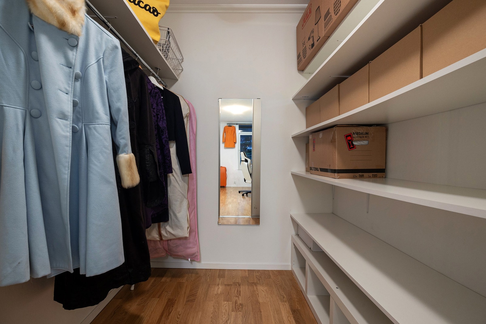 Praktisk innredet garderobe på nesten 4 kvm. Galleribilde