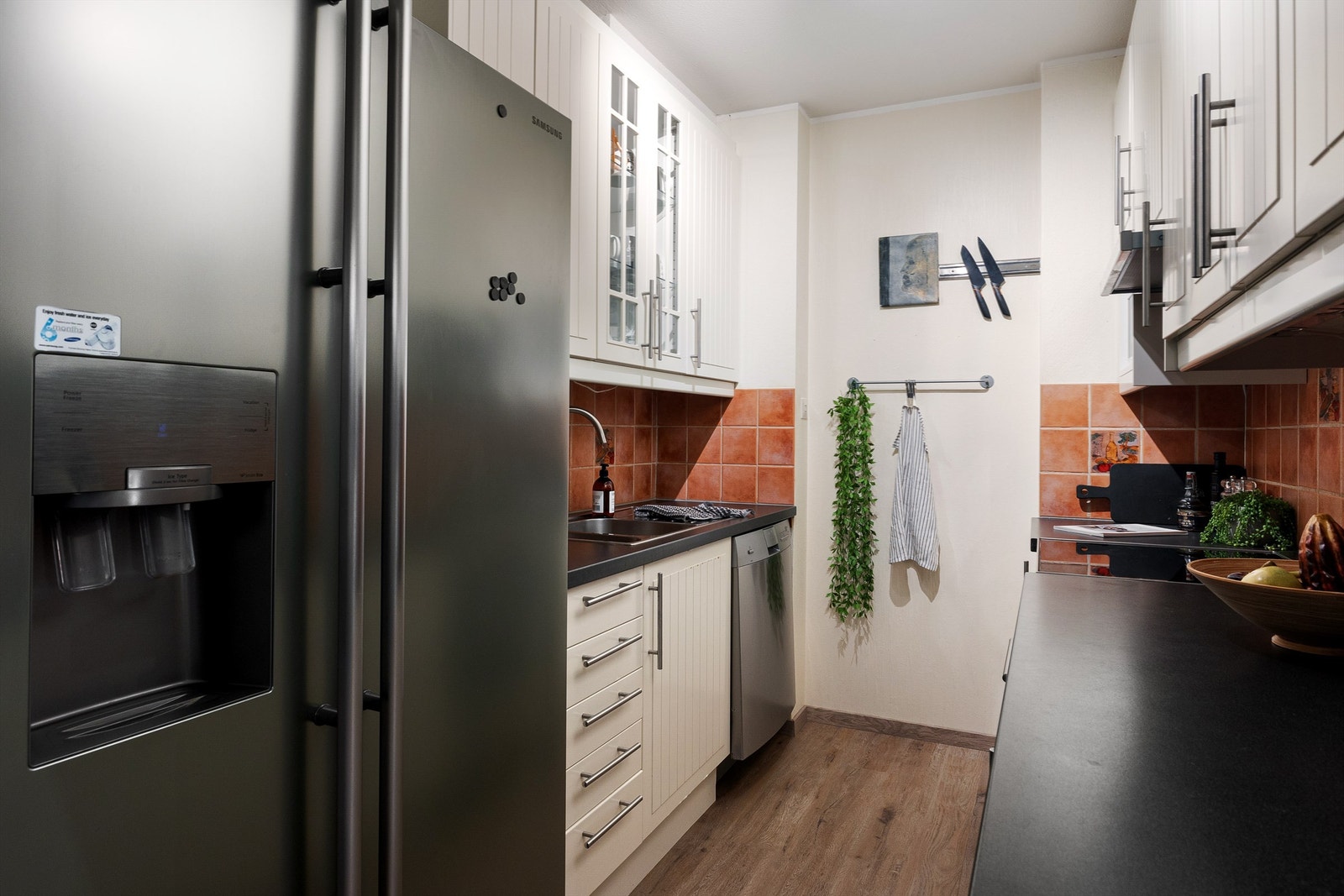 Arealeffektivt kjøkken vegg i vegg med stuen Galleribilde