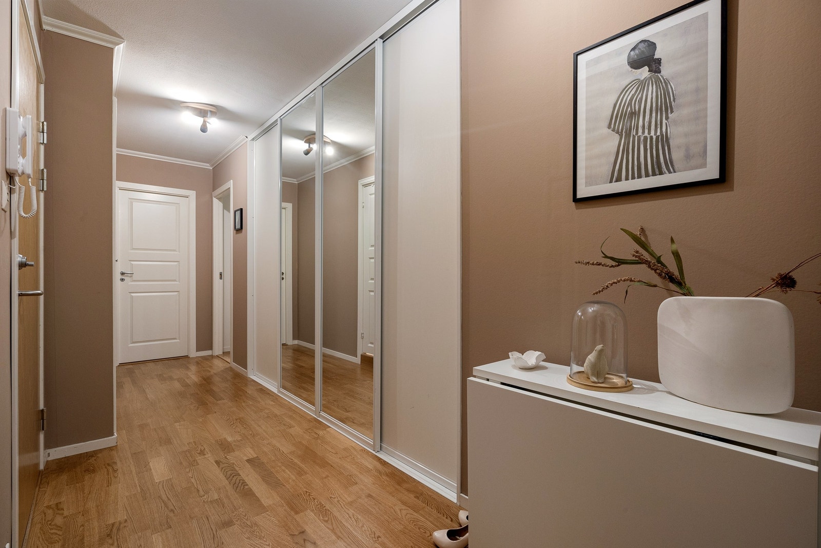 Stor gang på nesten 10 kvm. med god plass til av- og påkledning av sko og yttertøy Galleribilde