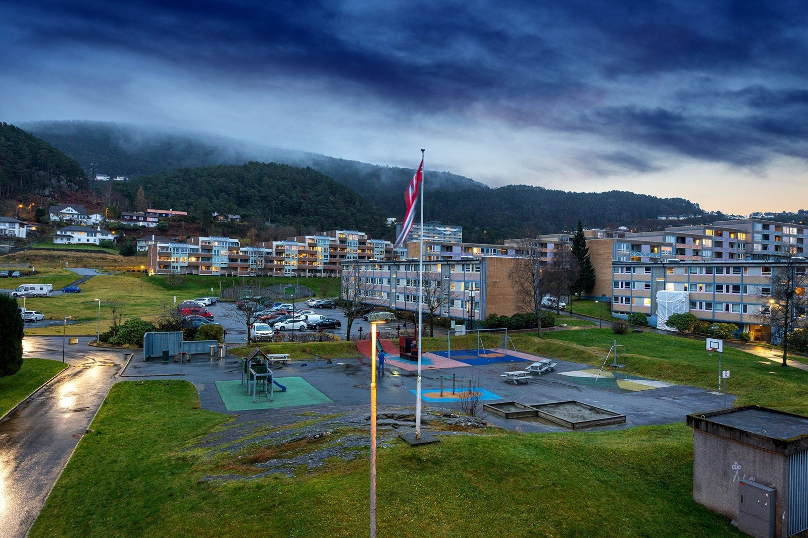 Borettslaget har fint grøntareal og lekeplass for de minste. Galleribilde