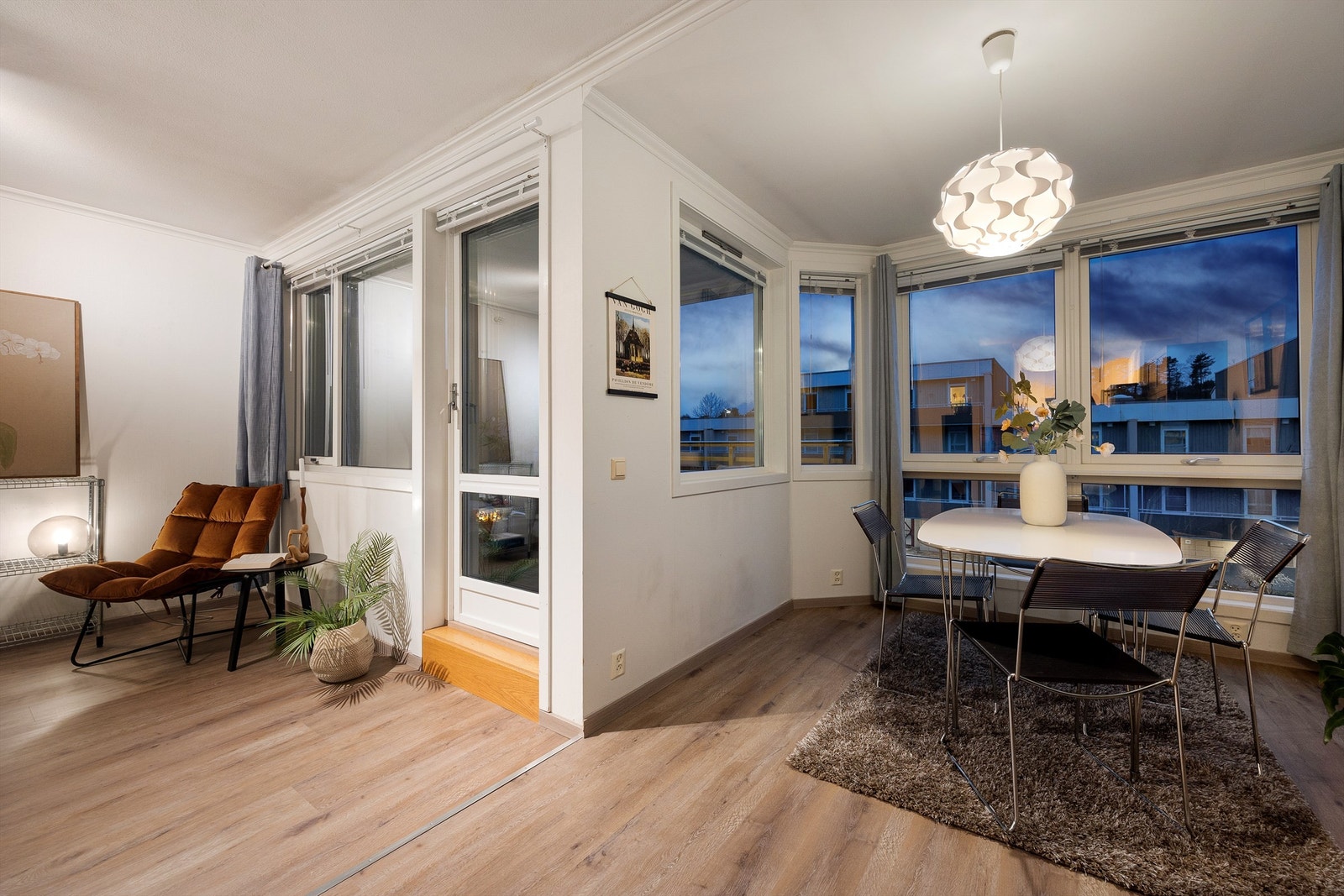 Romslig stue og spisestue på til sammen 33 kvm. med utgang til vestvendt balkong. Galleribilde