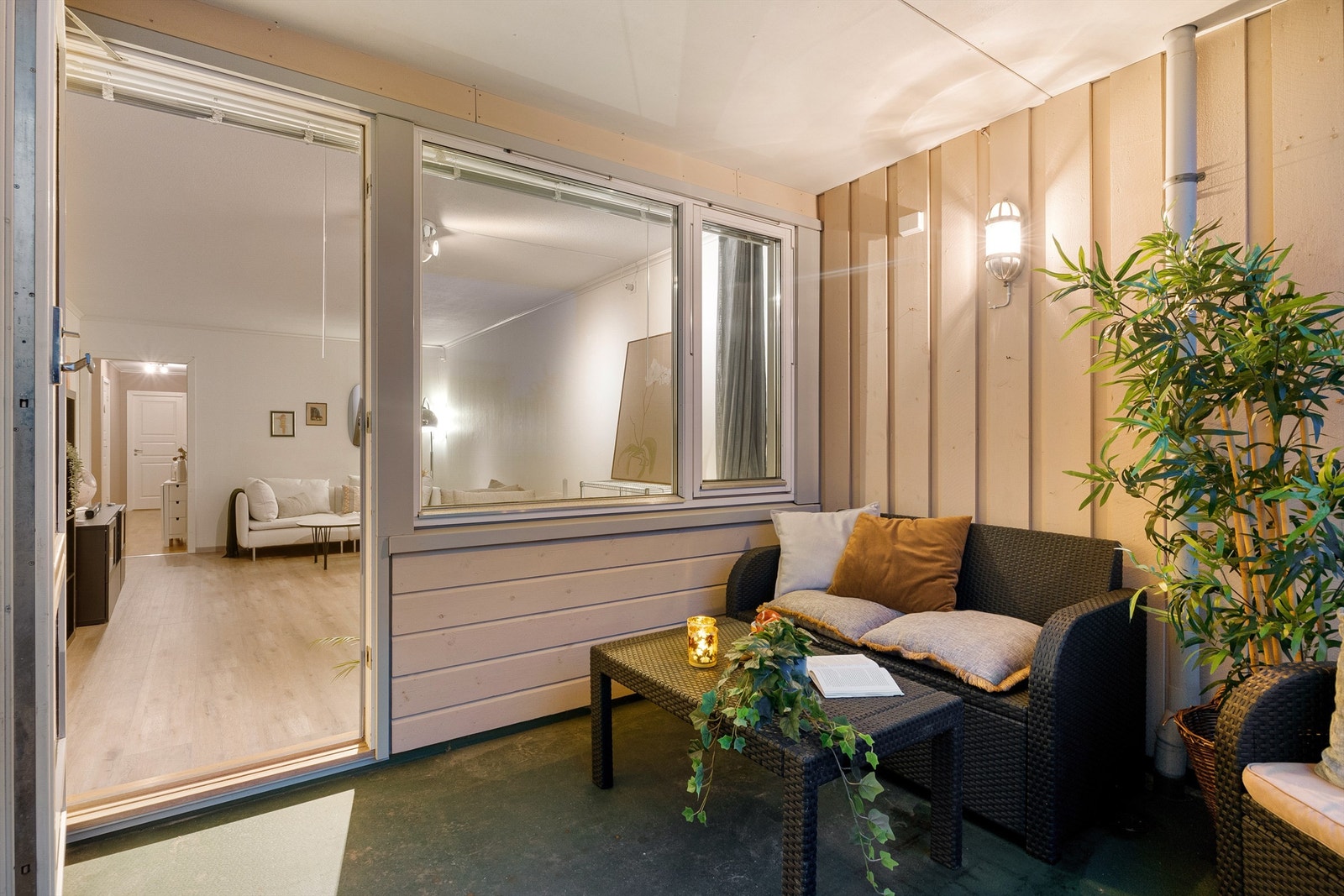 Vestvendt balkong i fin forlengelse av stuen Galleribilde