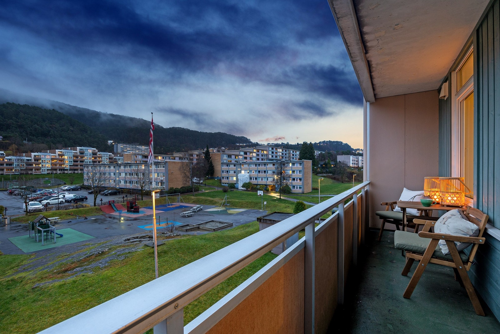 Østvendt balkong med fin utsikt over nabolaget Galleribilde