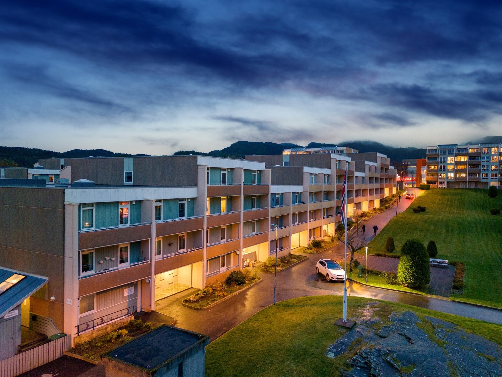 Fasade ved blokkens inngangsparti med østvendt balkong. Galleribilde