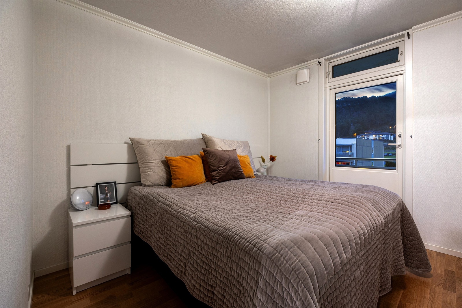 Hovedsoverom på over 10 kvm. med utgang til østvendt balkong Galleribilde