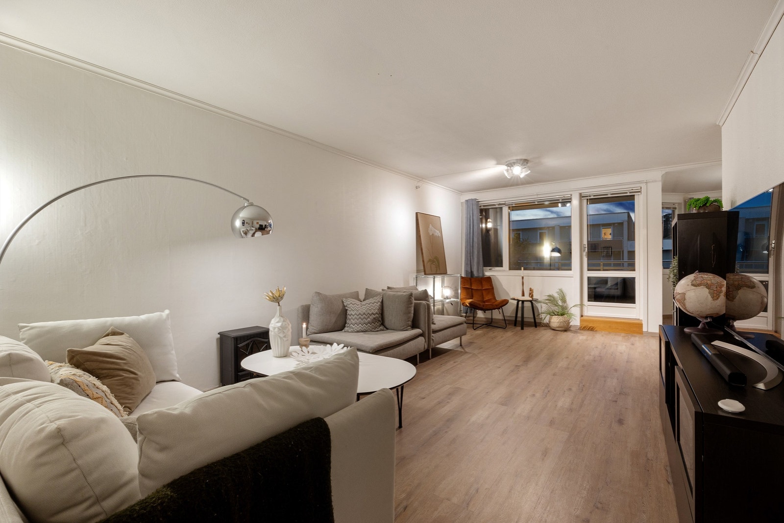 Lys og trivelig stue med godt lysinsslipp fra store vindusflater. Galleribilde