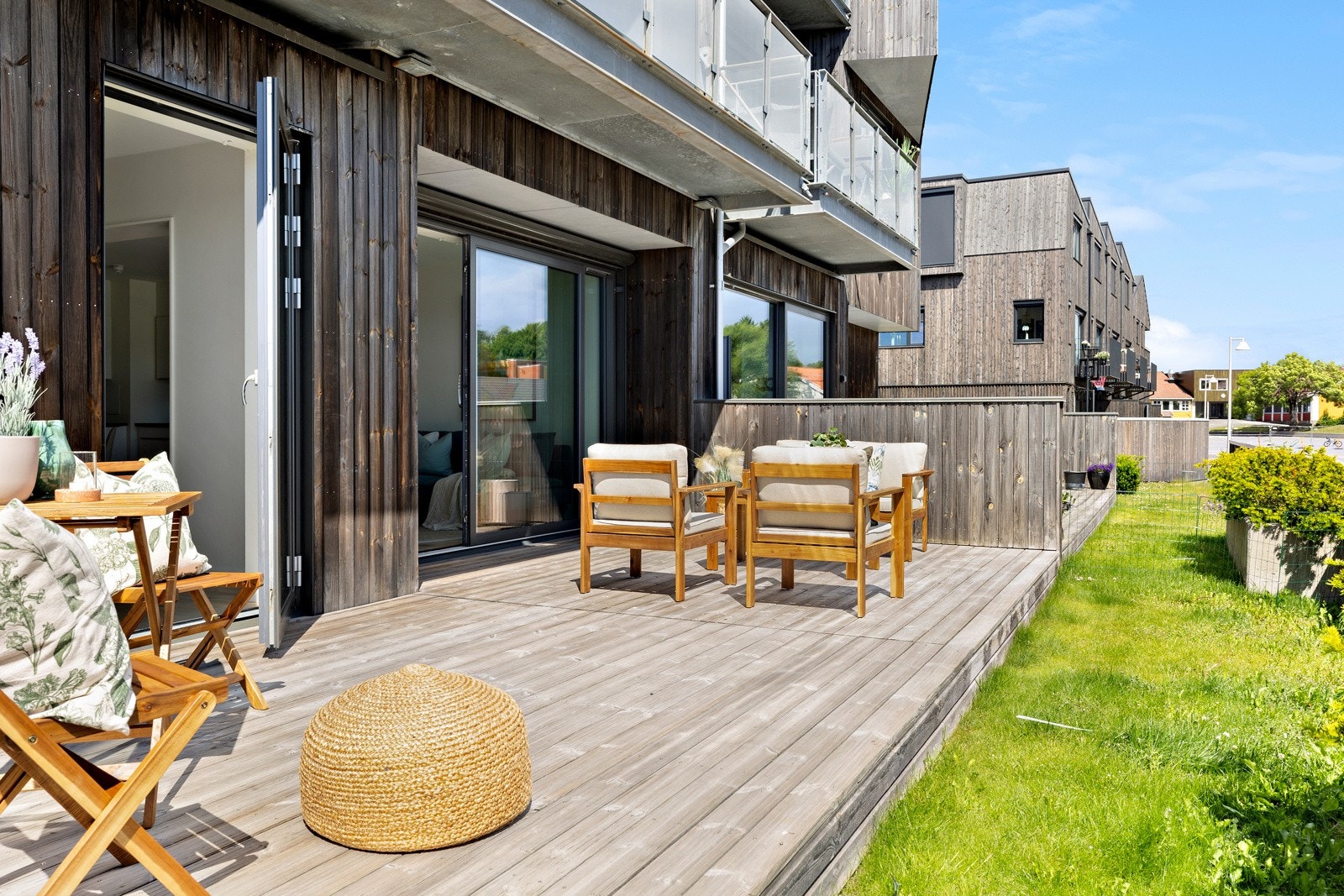 Terrassen innredes enkelt i ulike soner, og innbyr til både stille stunder og sosiale kvelder med god mat og drikke. Galleribilde