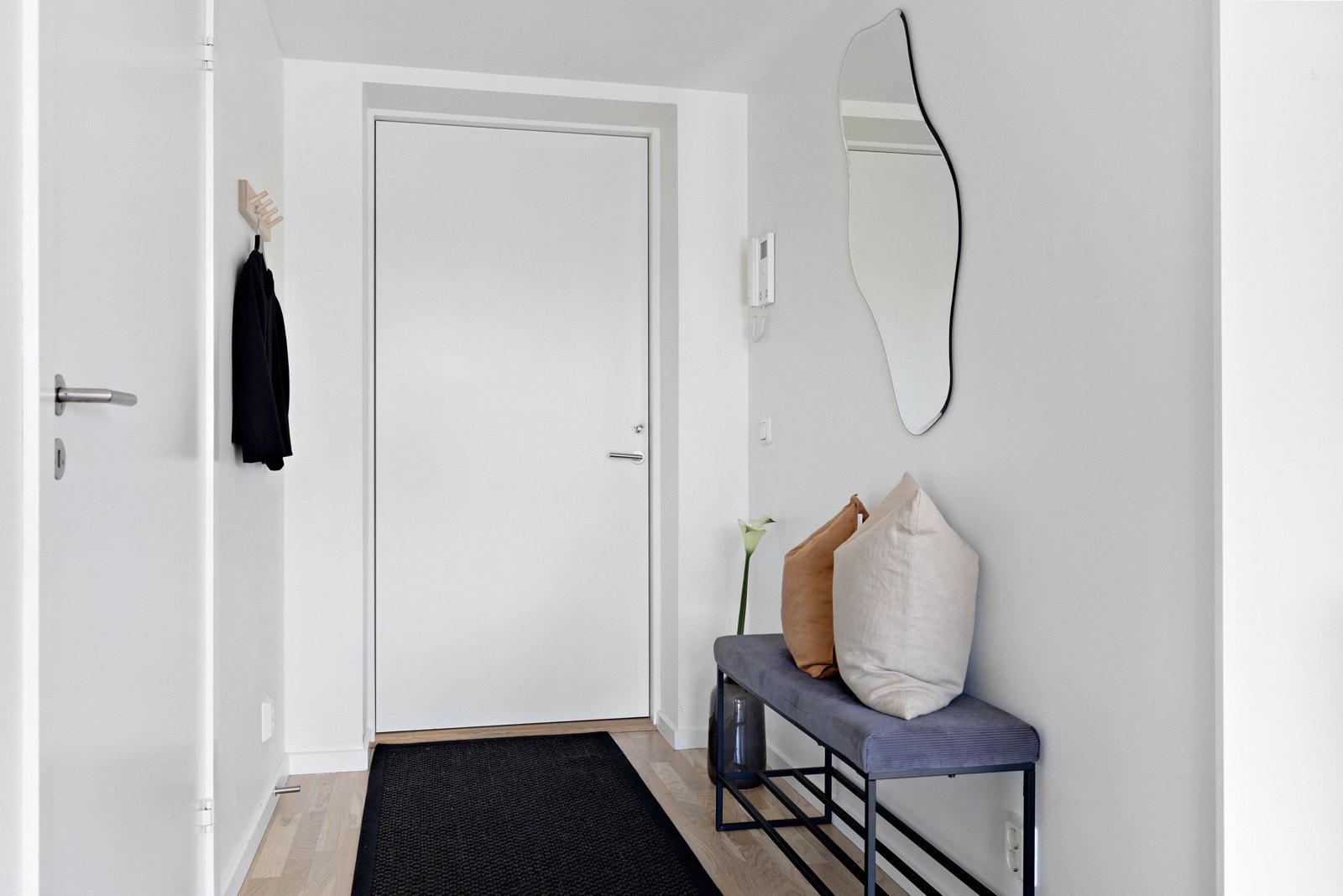 Ved inngangsdøren er det installert en dørtelefon. Galleribilde