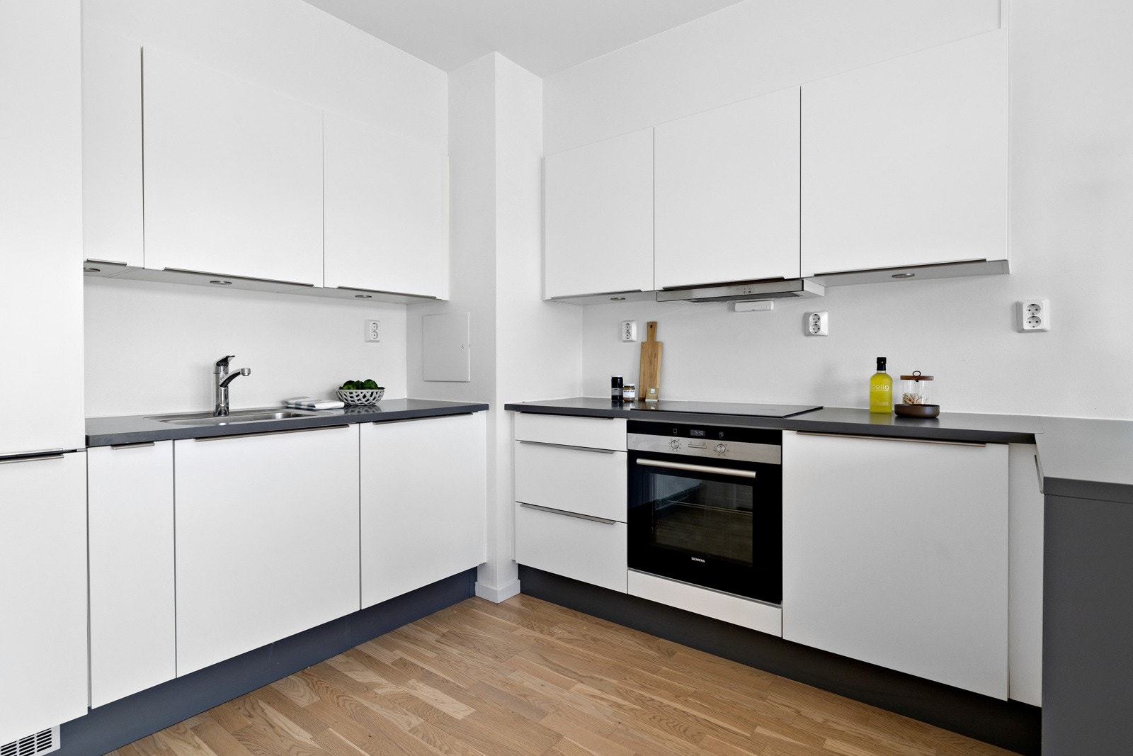 Kjøkkenet er stilrent og moderne, med god skapplass og smart barløsning i forlengelse av innredningen. Galleribilde