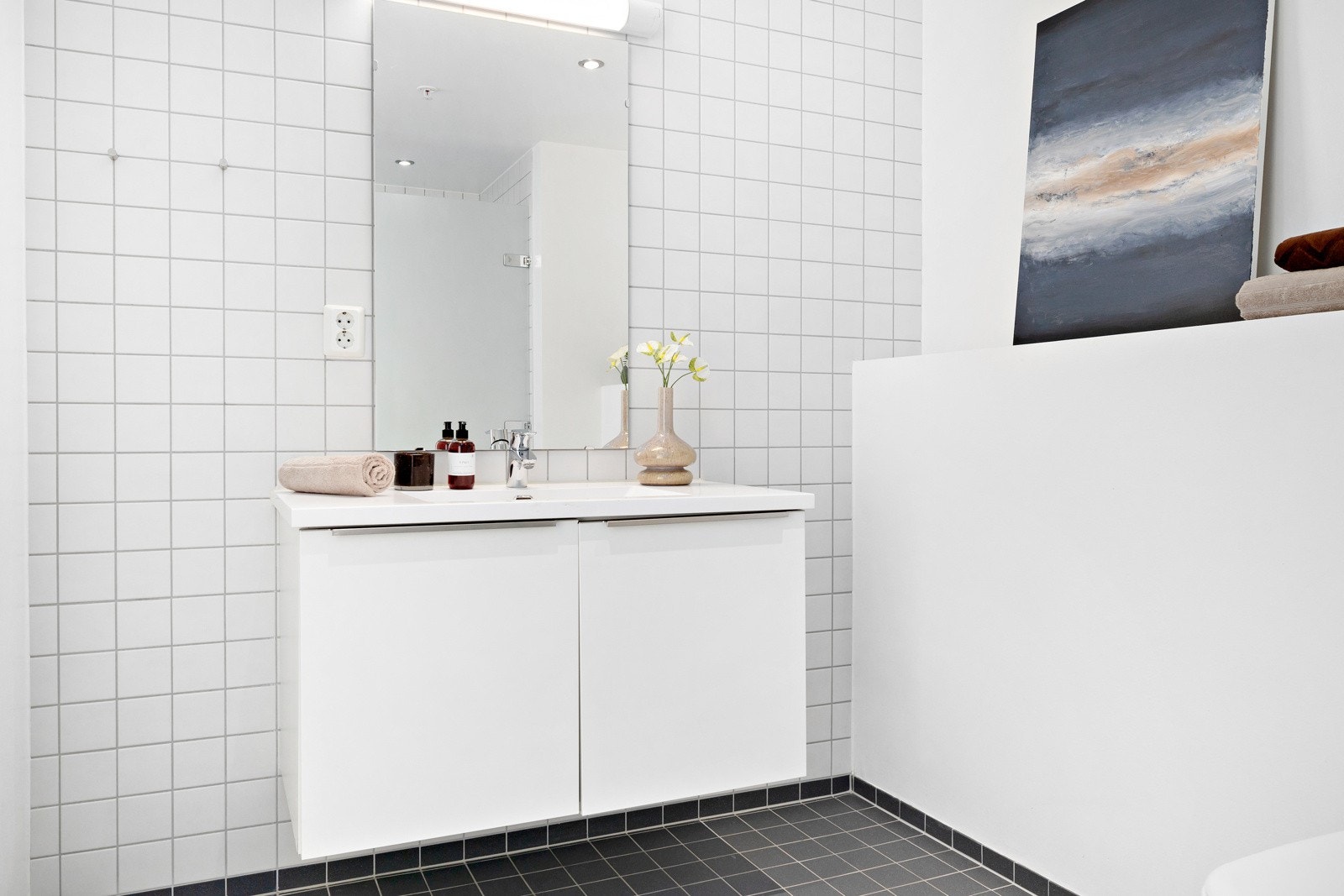 Dagene får en god start på et flislagt og delikat bad med varme i gulvet. Galleribilde