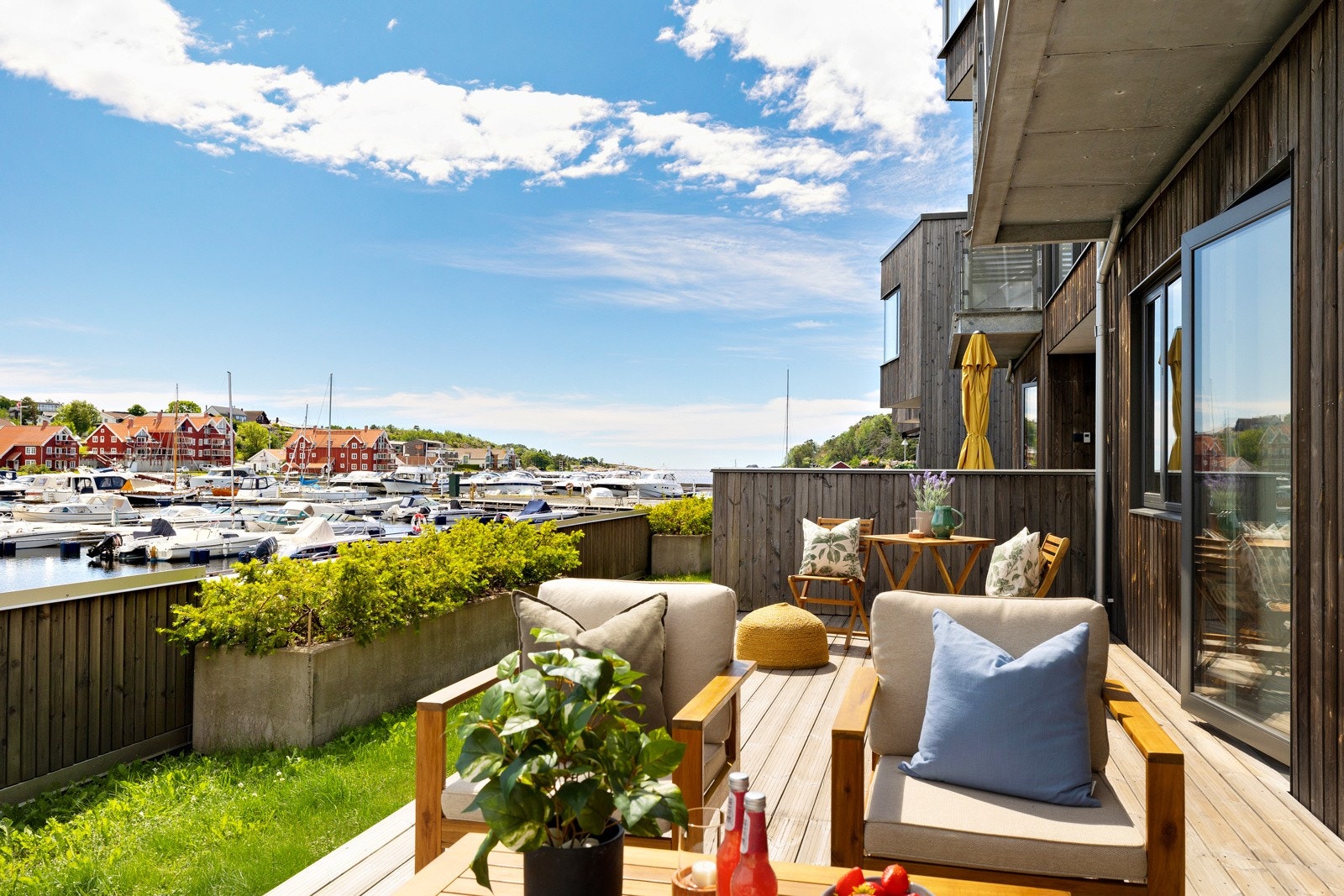 Nedenfor terrassen har leiligheten en liten hageflekk med plen og blomsterkasse. Galleribilde