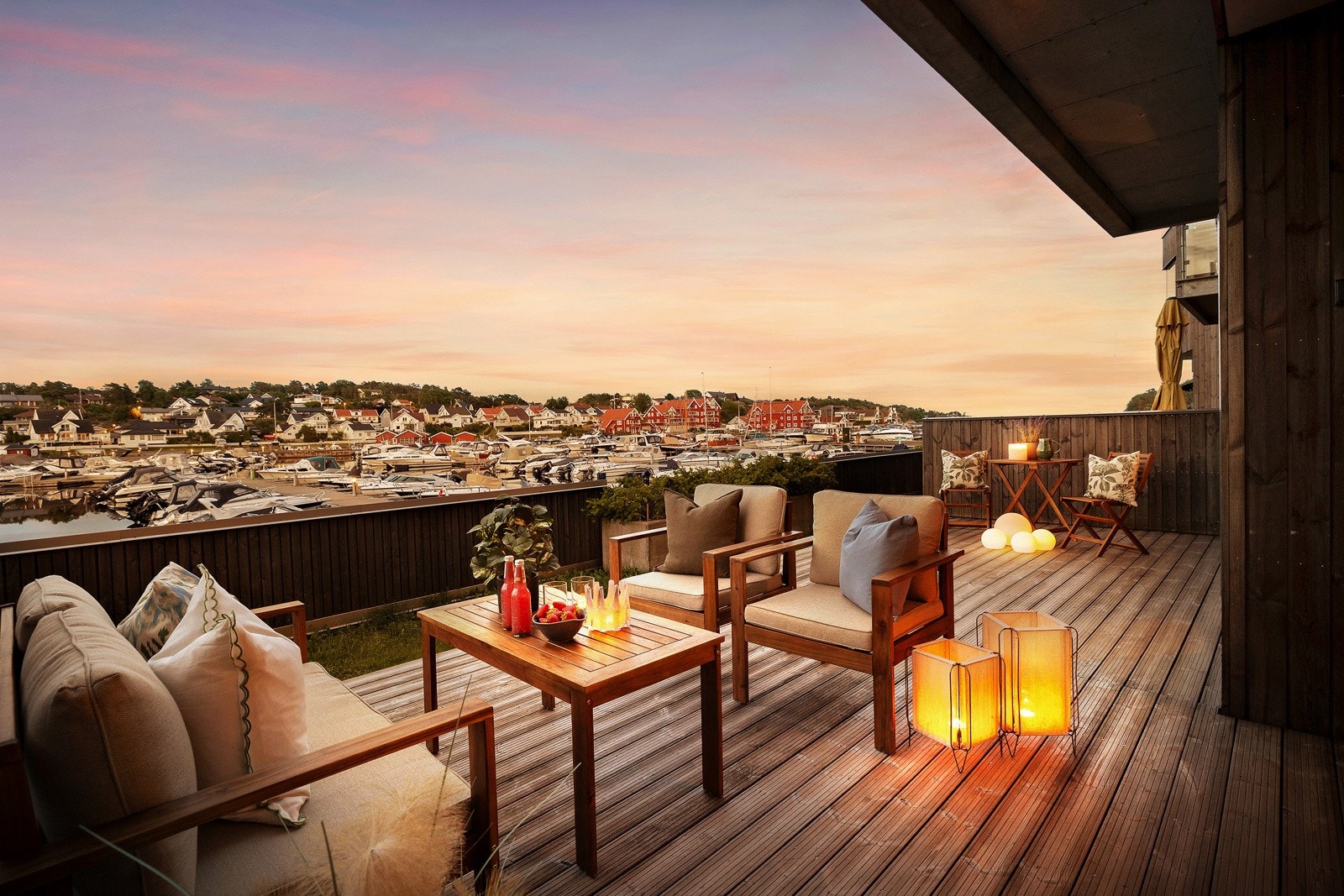 Det er fine solforhold på terrassen, så her nytes virkelig varme og late dager til fulle. Galleribilde