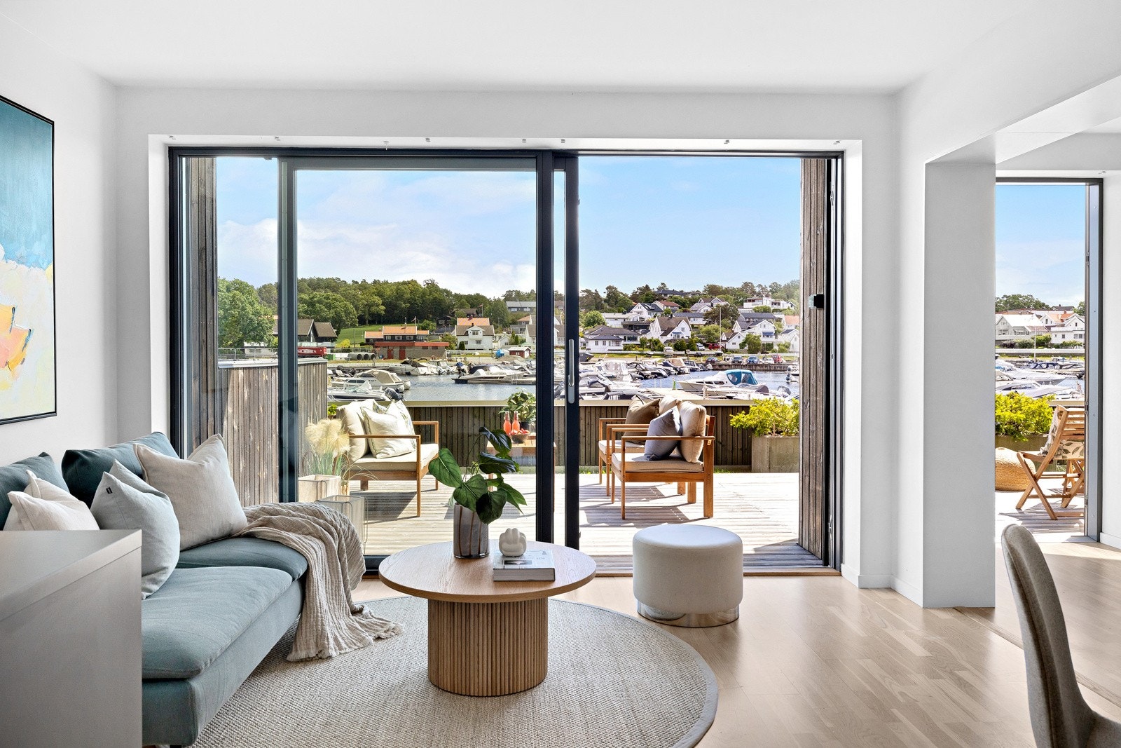 Inne og ute sklir sømløst over i hverandre, og stuen har flotte lys- og utsiktsforhold via en stor skyvedør. Galleribilde