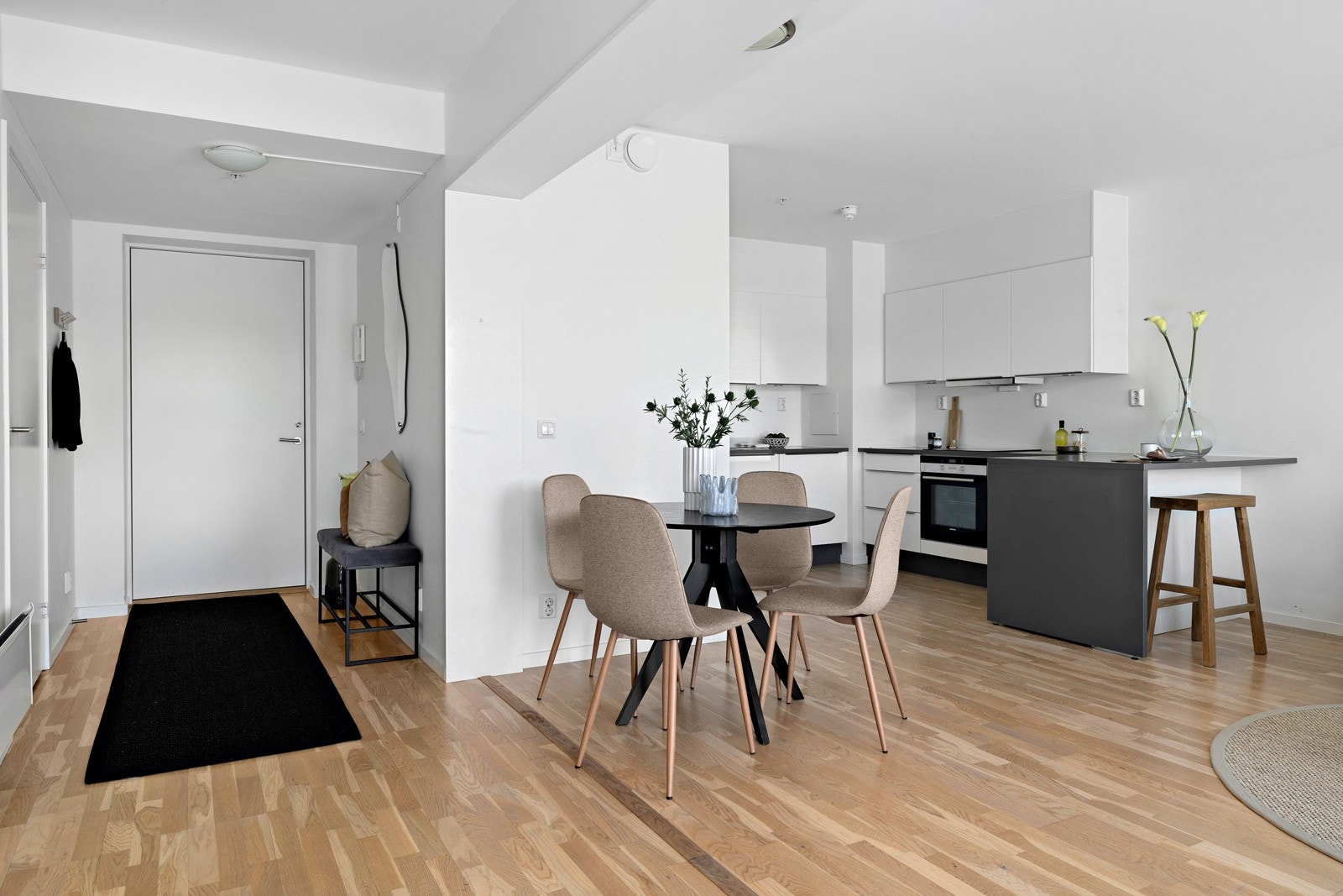 I tillegg til sofaløsning har stuen plass til et spisebord ved kjøkkeninnredningen. Galleribilde