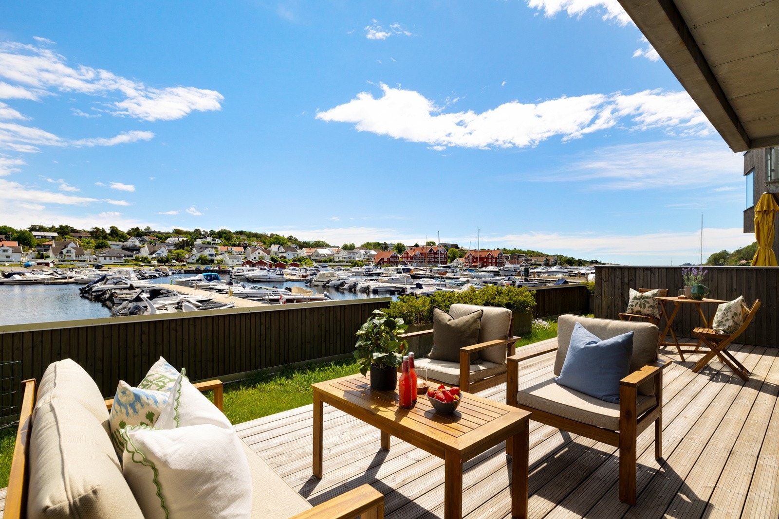 Leiligheten har en upåklagelig beliggenhet i første rekke, noe som gir flott utsikt over sjøen og båthavna. Galleribilde