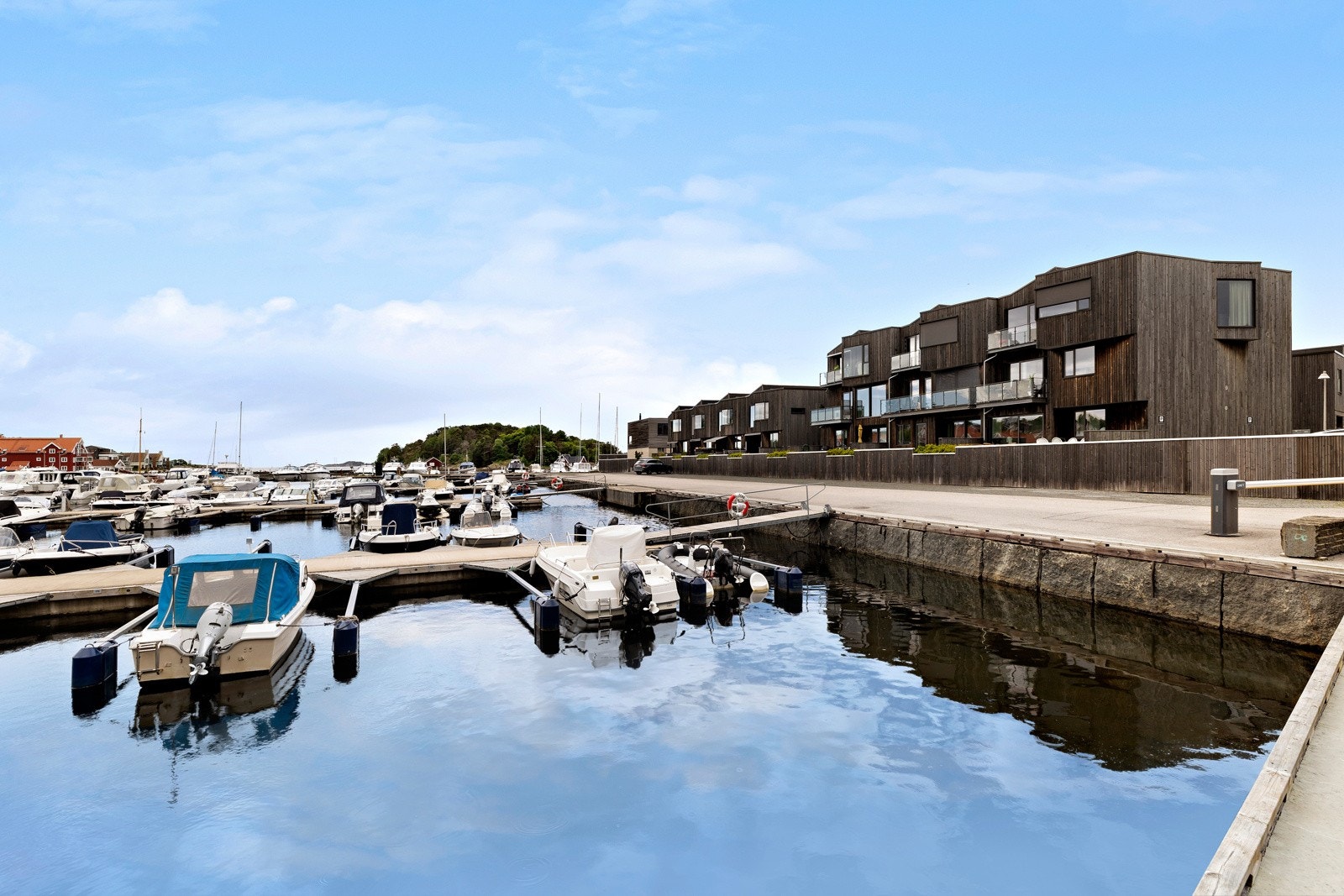 Brygga er tilrettelagt for pur sommeridyll med bading, båtliv og fiske. Galleribilde