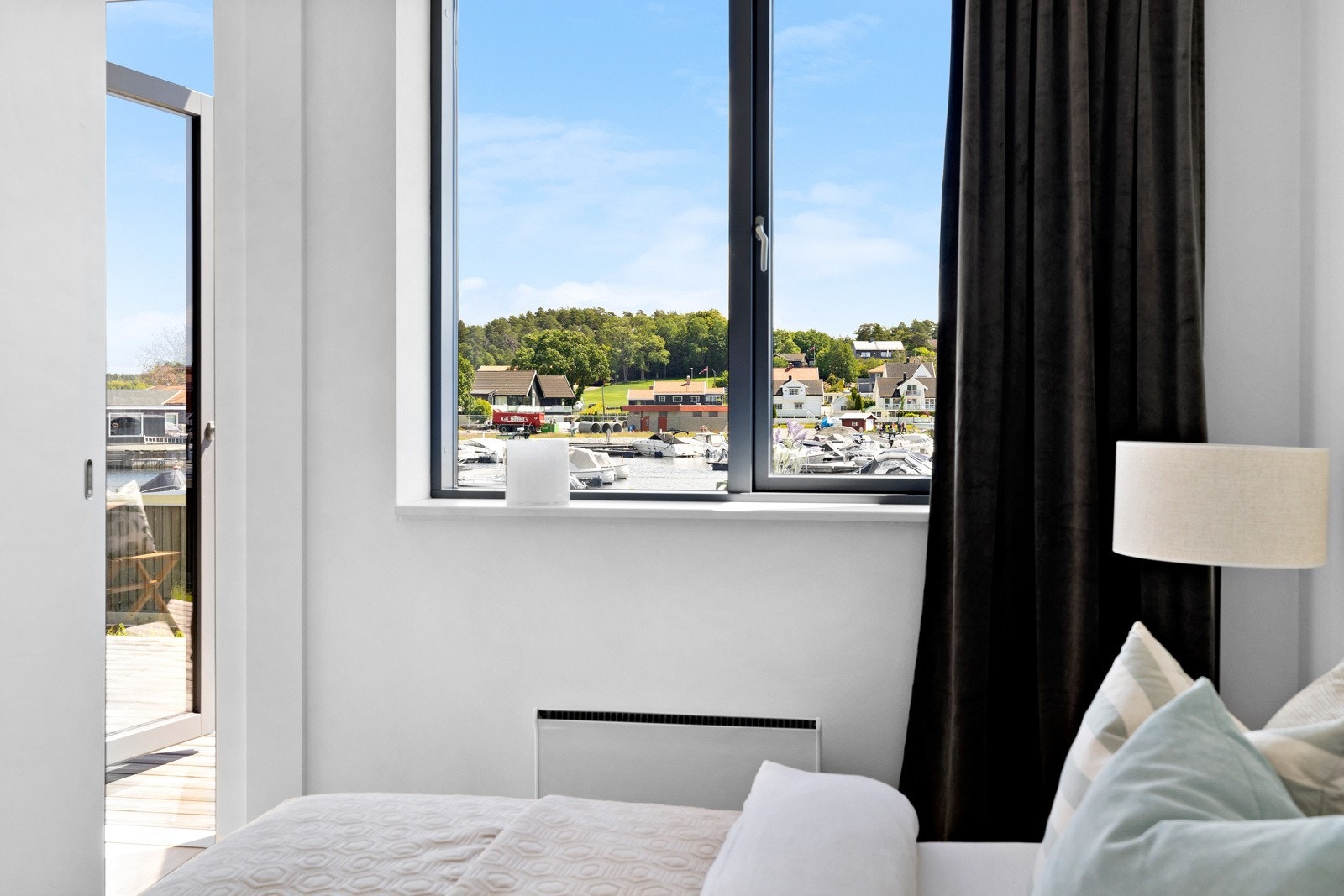 Her våkner man til bølgeskvulp og strålende utsikt over sjøen. Galleribilde