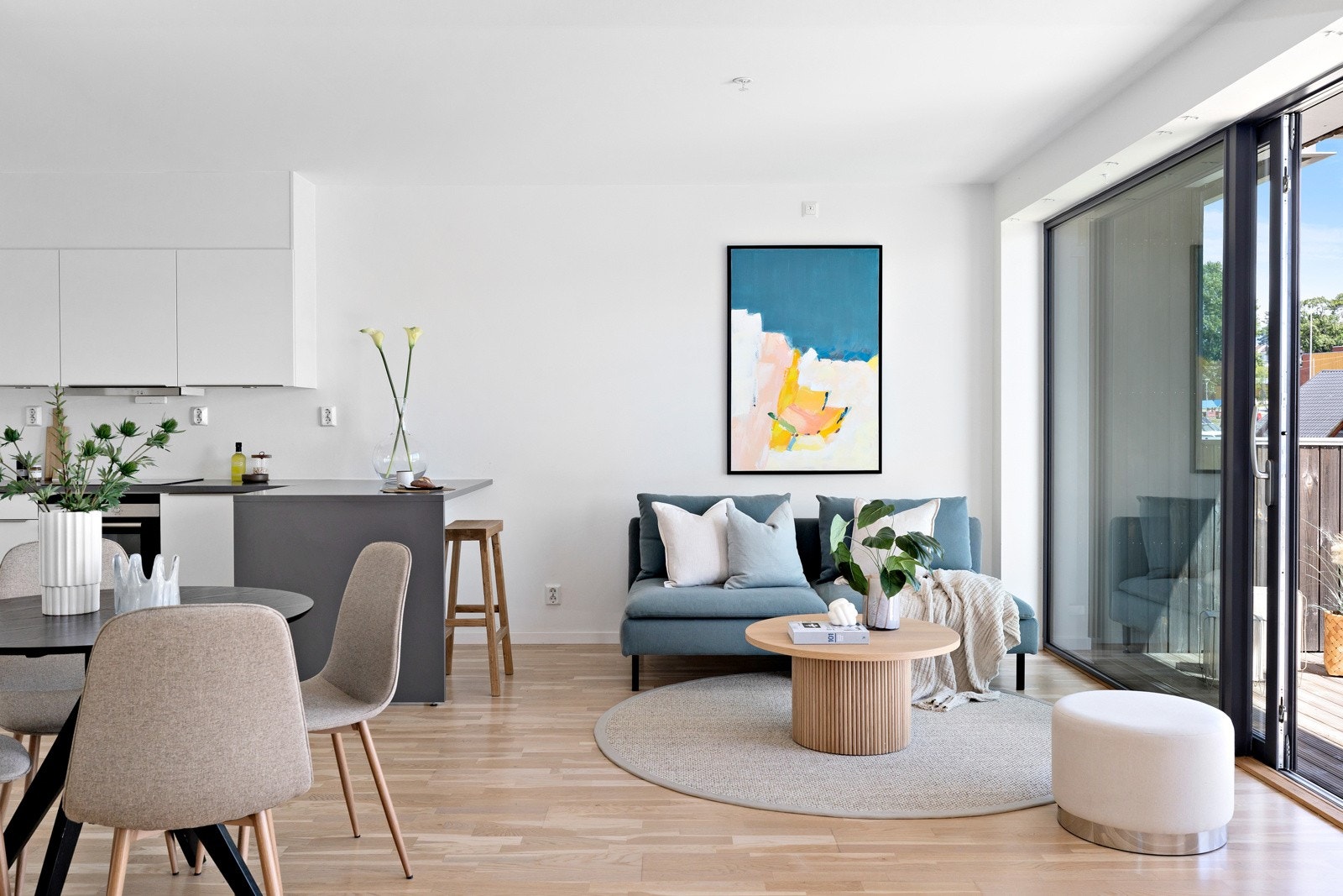 Stuen og kjøkkenet danner et åpent og lekkert allrom, som innbyr til hygge fra tidlig morgen til sent på kveld. Galleribilde