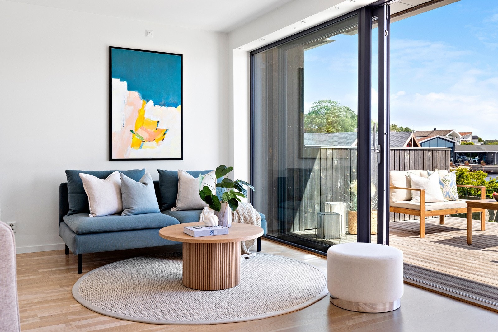 Sommerstid får man et stort ekstra areal i forlengelse av stuen. Galleribilde