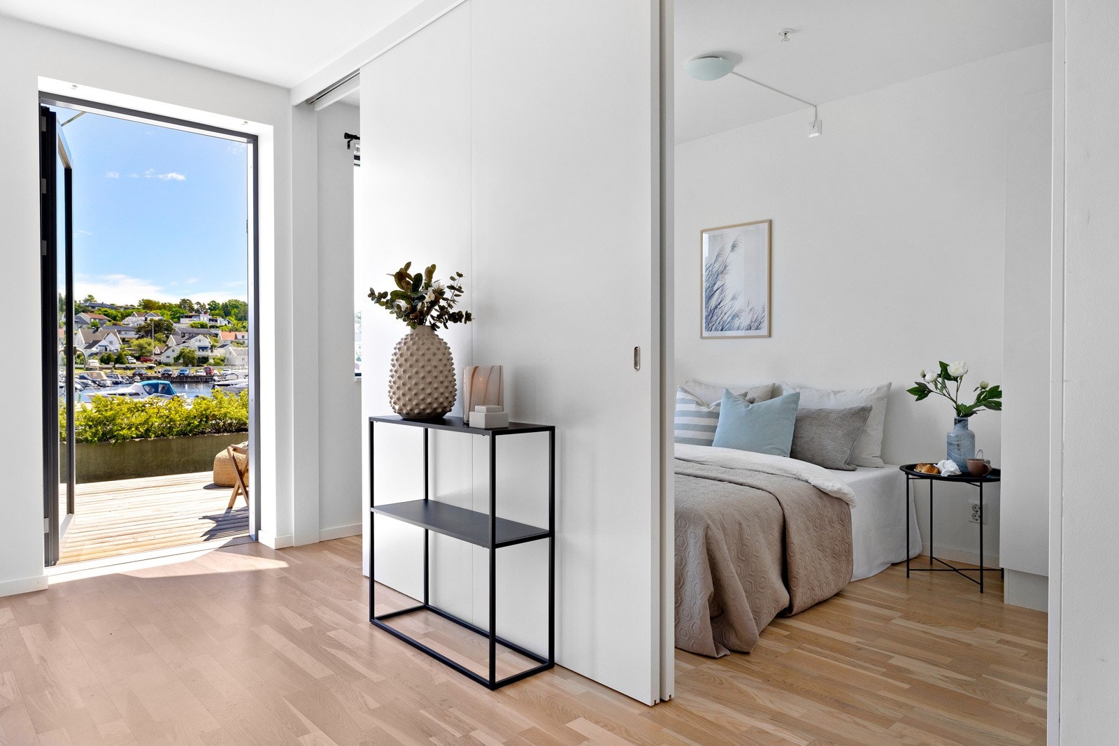 To skyvedører mellom stuen og soverommene er plassert på hver sin side av den avsatte plassen for dobbeltseng. Galleribilde