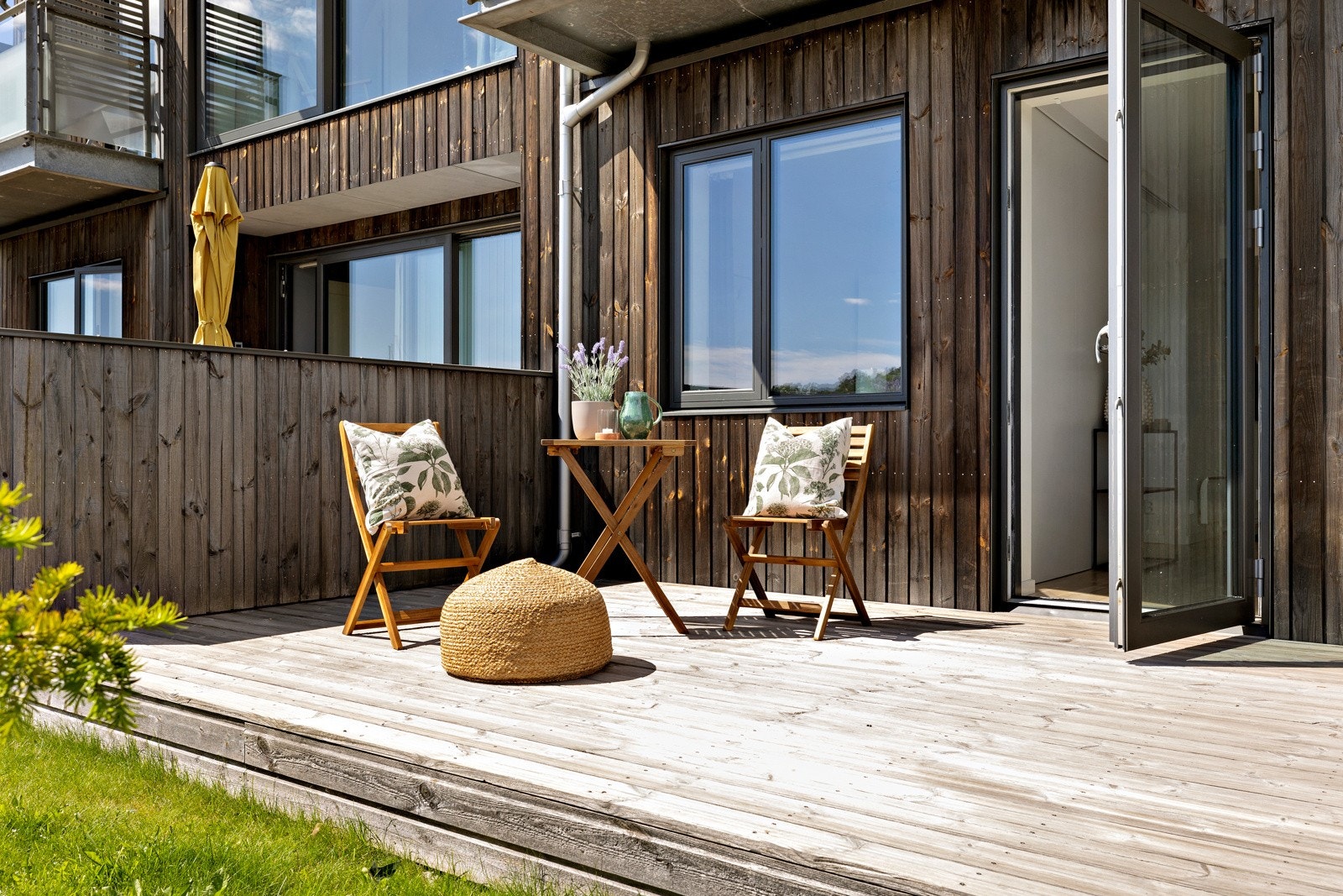 Stuen har utgang til en herlig og delvis overbygget terrasse på ca. 23 kvm. Galleribilde