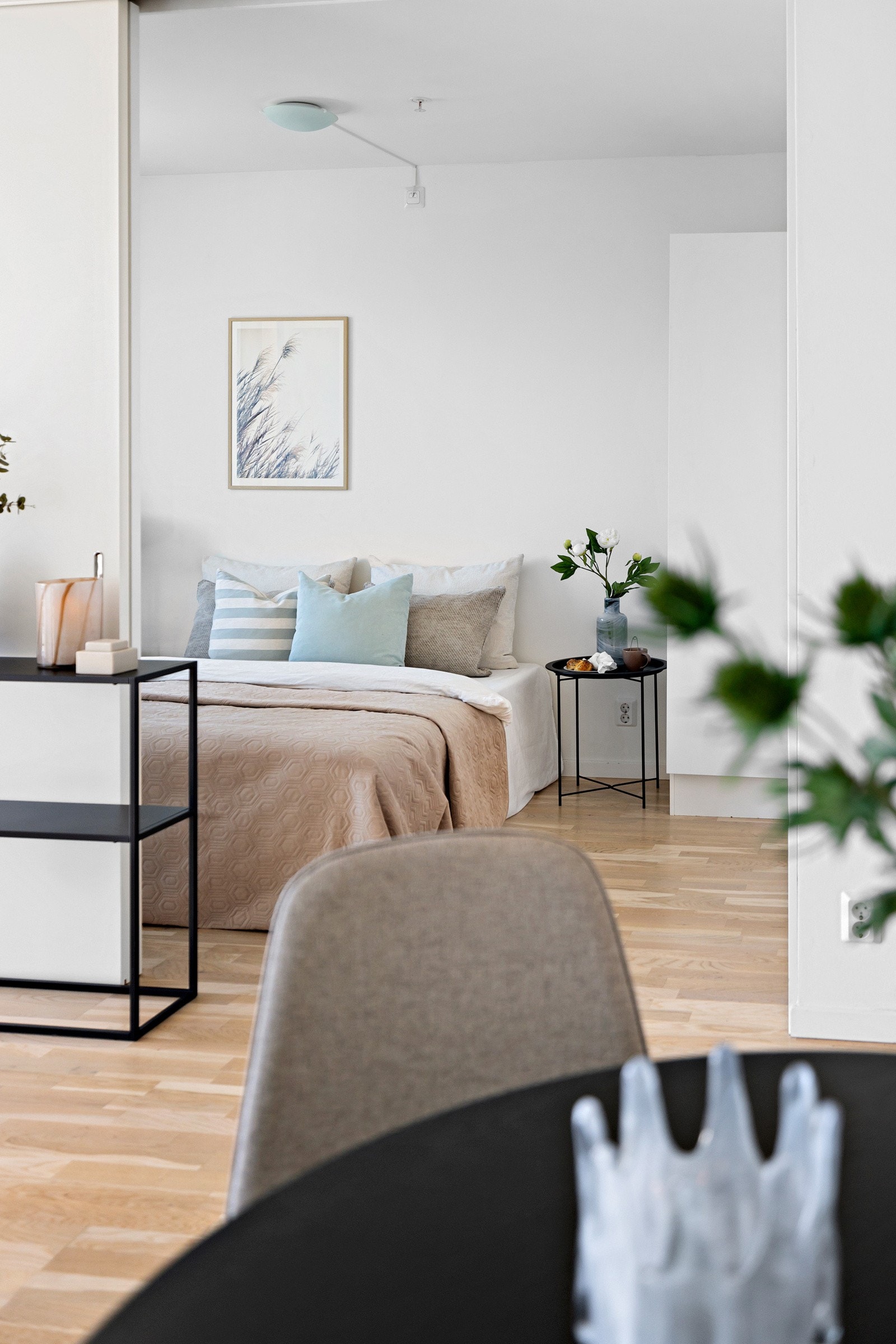 Oppholdsrommene har ekstra god takhøyde, noe som gir en herlig og luftig atmosfære. Galleribilde