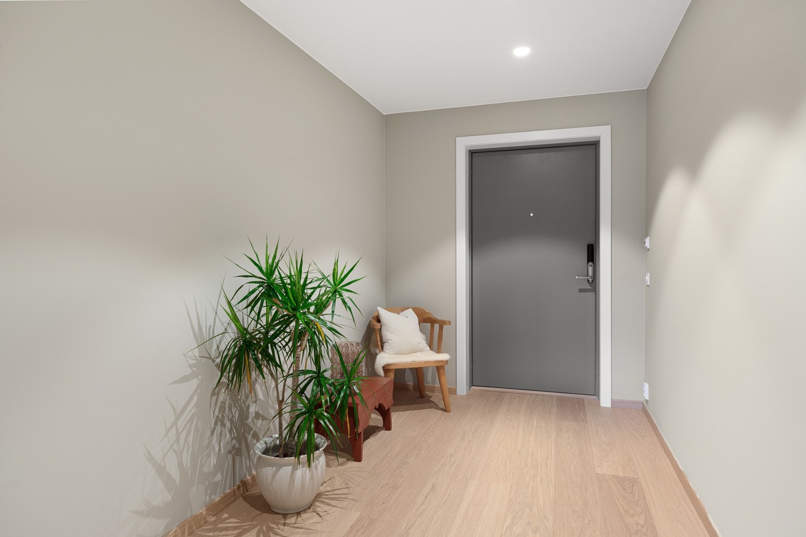 Her ønskes du velkommen til en innbydende og romslig entré hvor det er god plass til å sette opp en stor skyvedørsgarderobe. Galleribilde