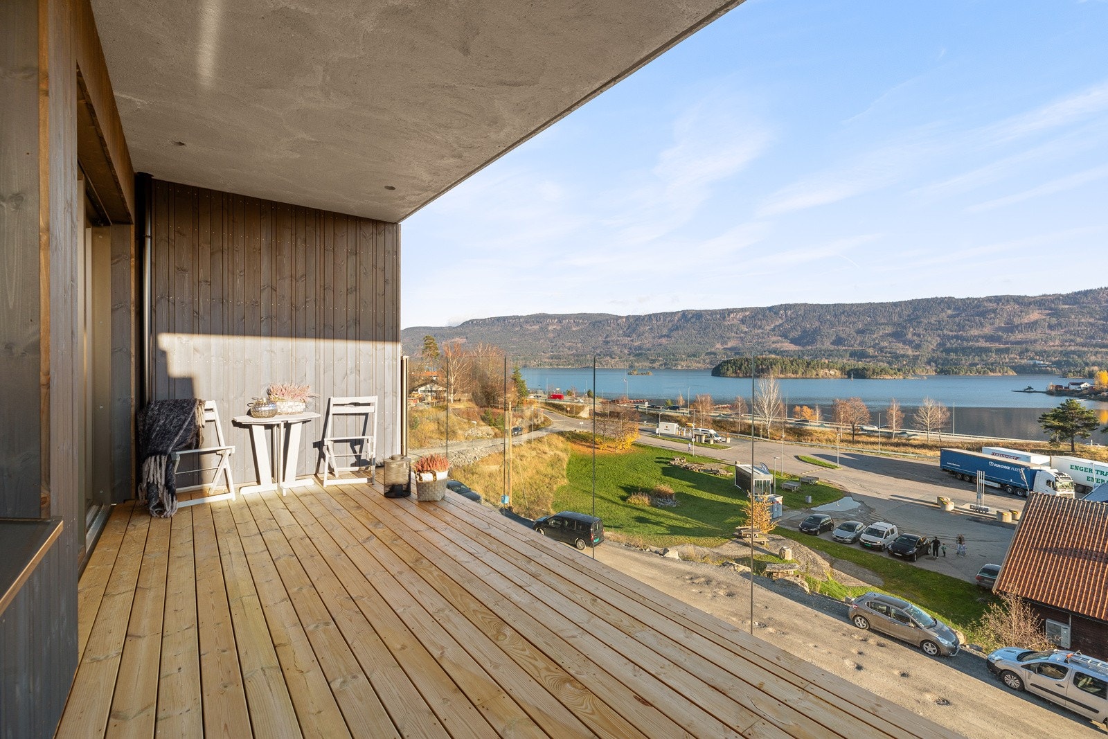 Romslig balkong med god plass til utemøblement, grill og beplantning. Galleribilde