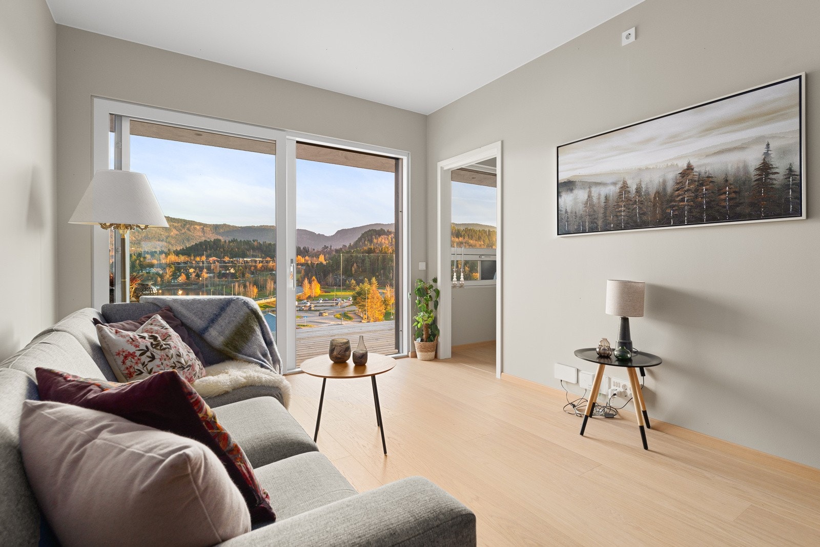 Den lyse stuen har ekstra takhøyde. Her er det god plass til stor sofa og spisebord. Galleribilde