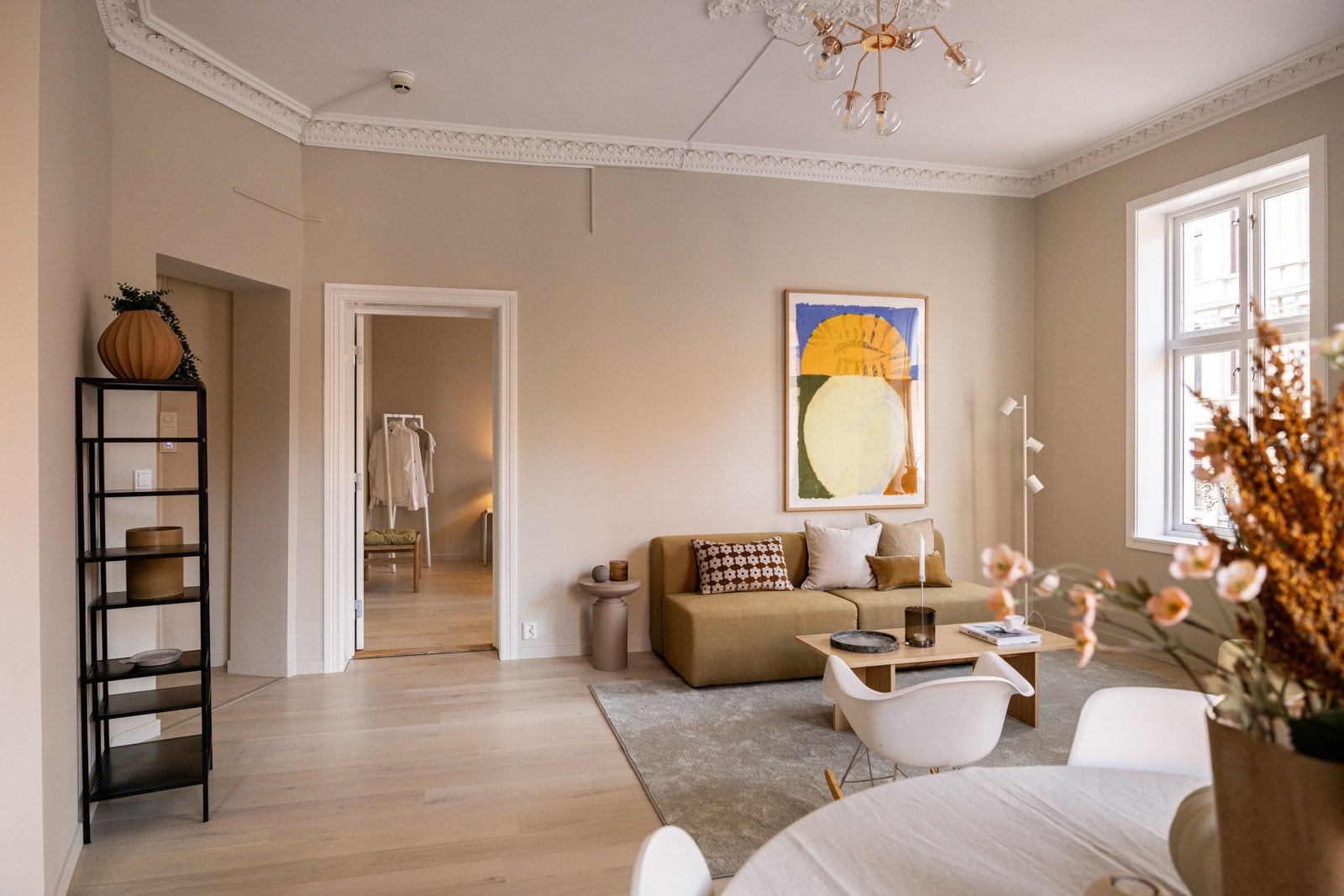 Stuen har rikelig med plass til sofagruppe, spiseplass og det en måtte ønske. Galleribilde