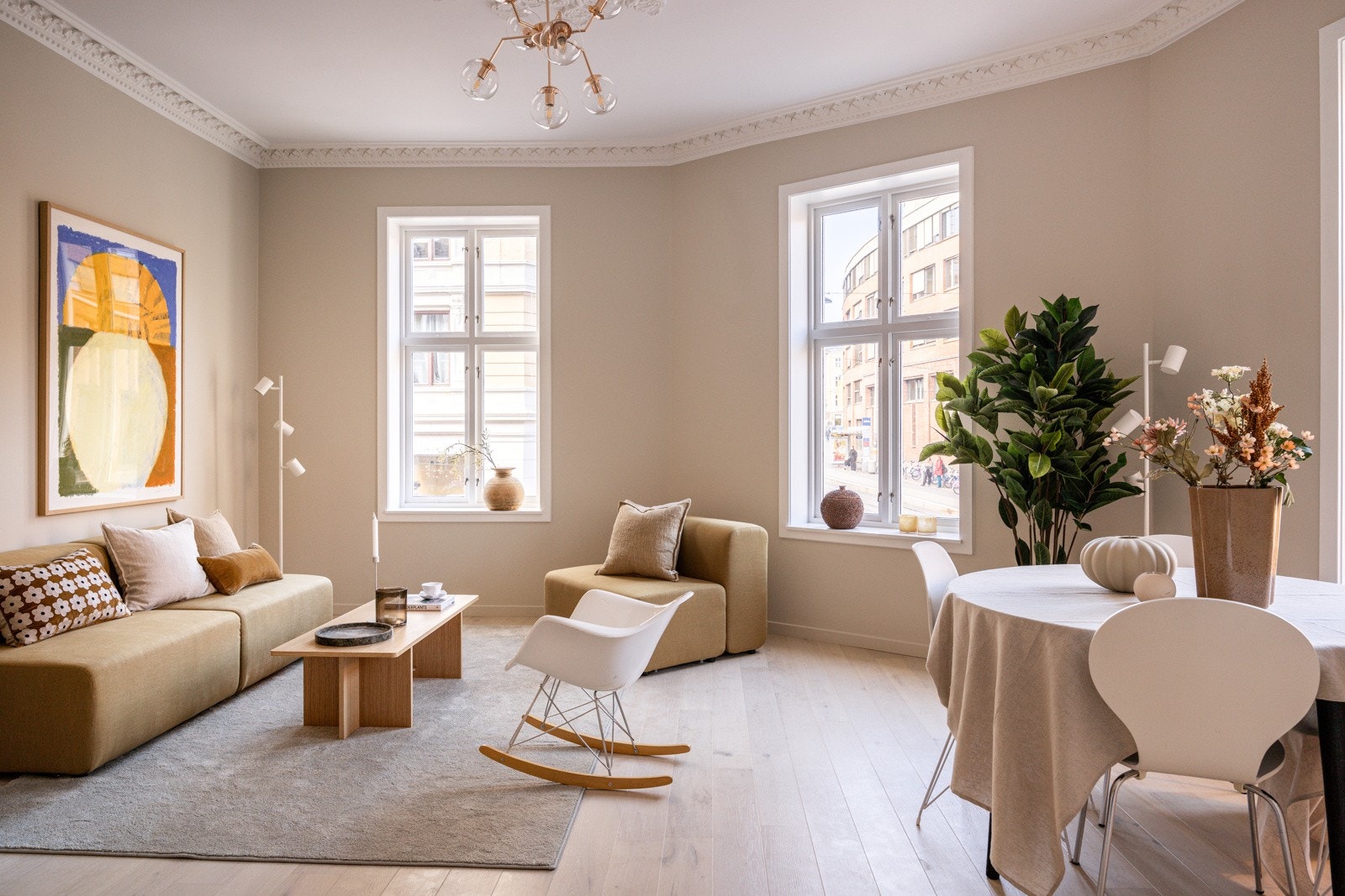Store, klassiske vinduer med dype vinduskarmer sørger for svært gode lysforhold. Galleribilde