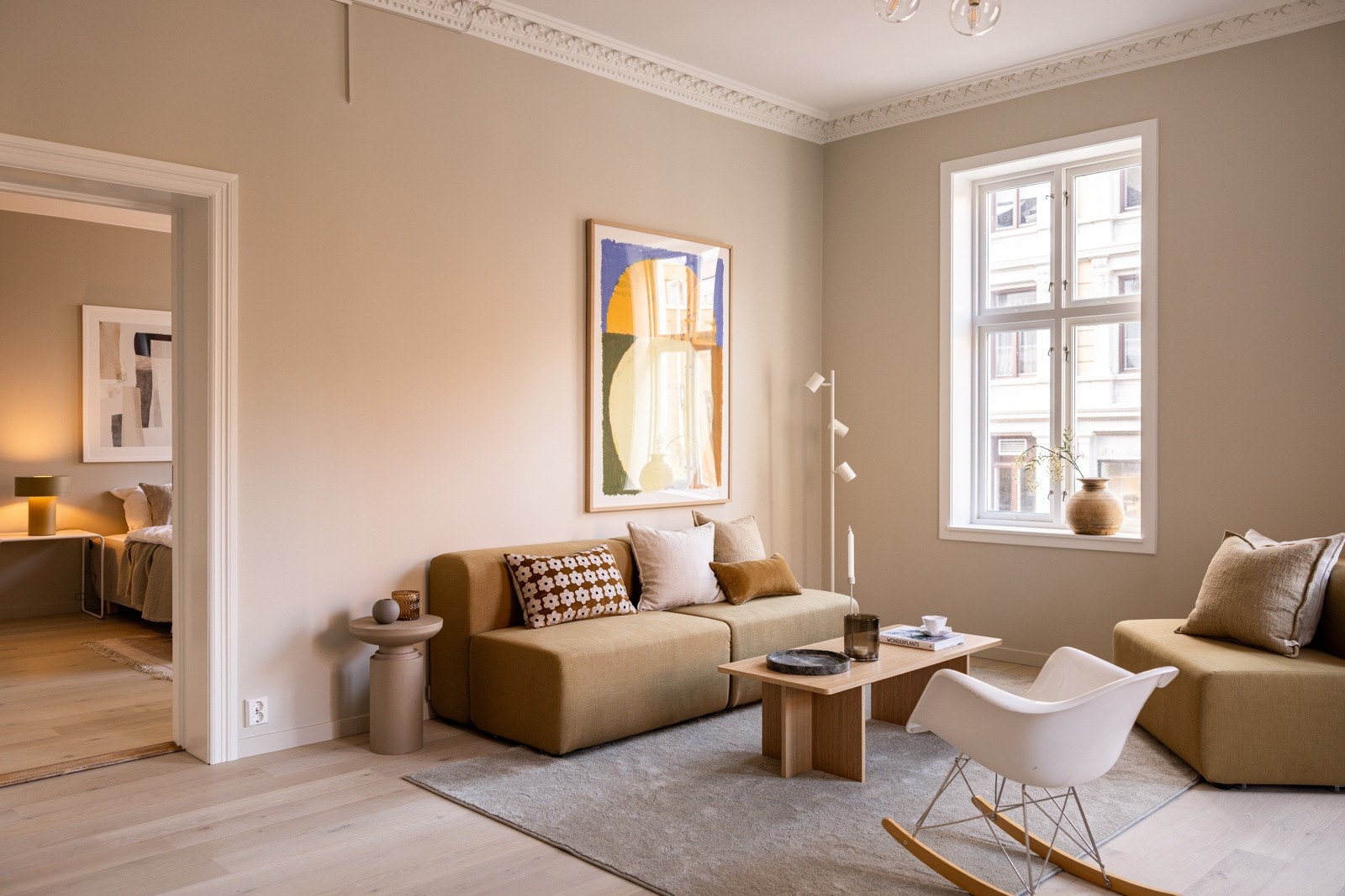 Leiligheten er malt i tidsriktige farger og har en flott enstavs parkett på gulv. Galleribilde